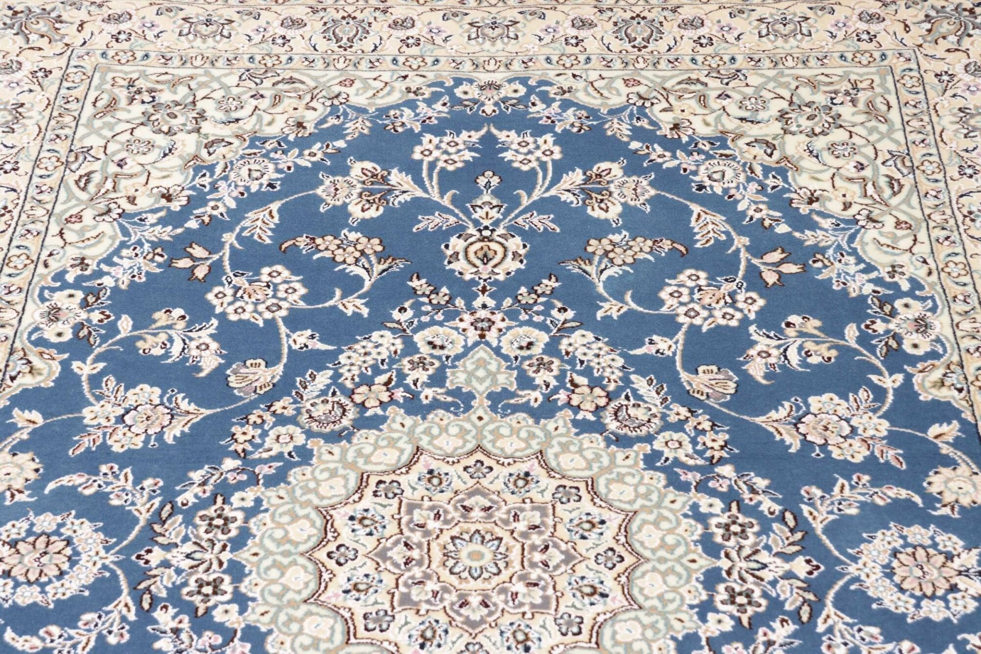 Nain Perserteppich aus Iran, 131 × 200 cm