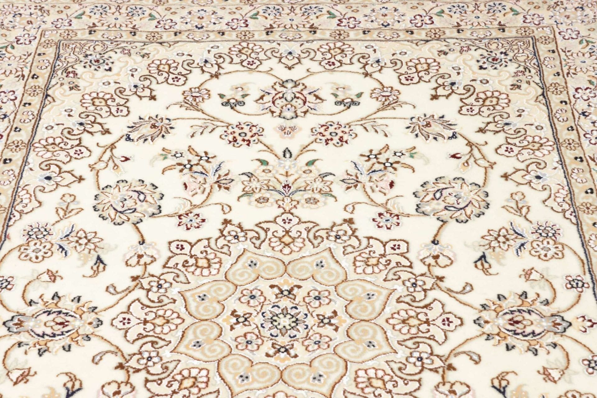 Nain Perserteppich 135 × 203 cm aus Wolle, handgeknüpft