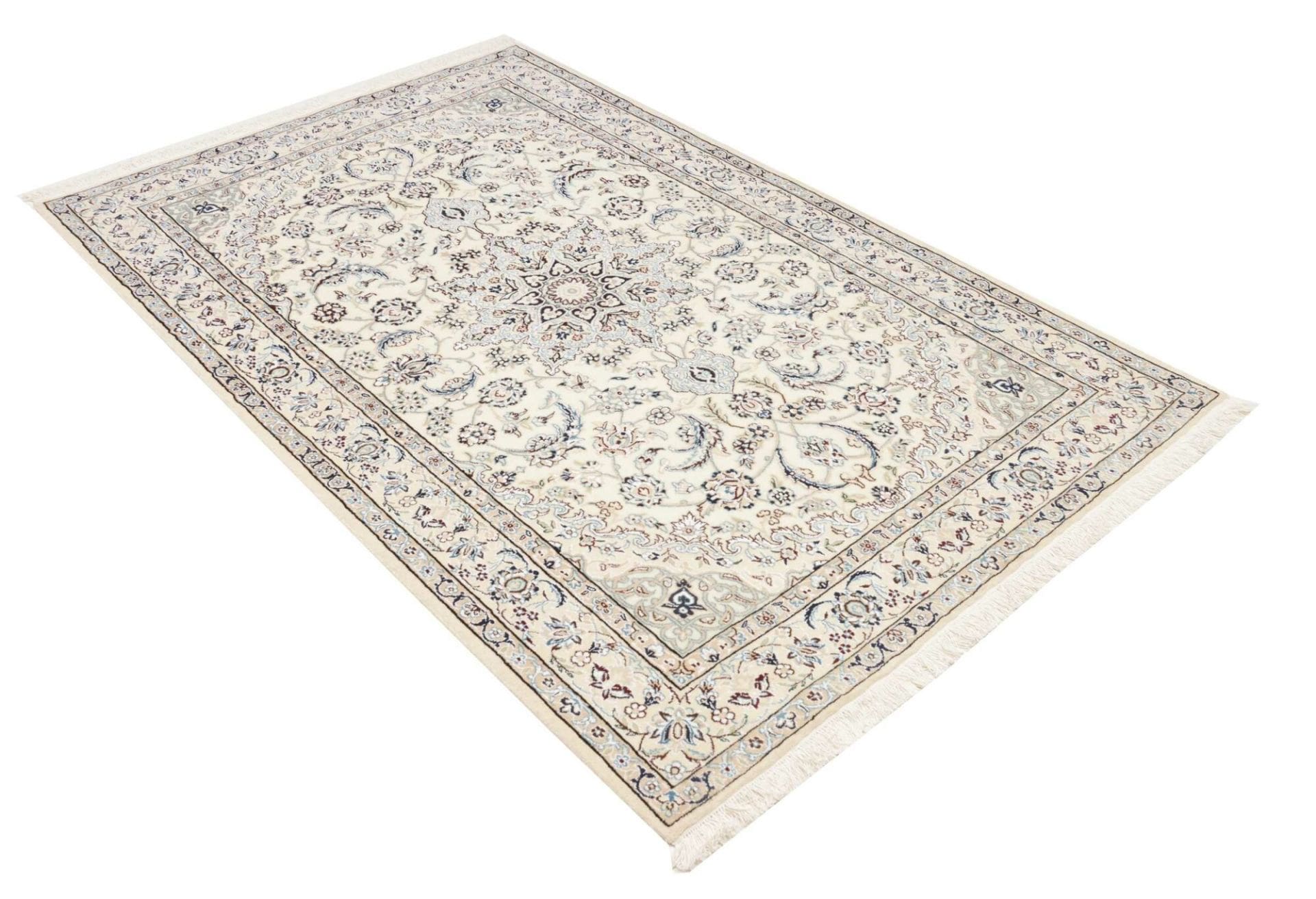 Nain Perserteppich aus Iran, 135 × 208 cm