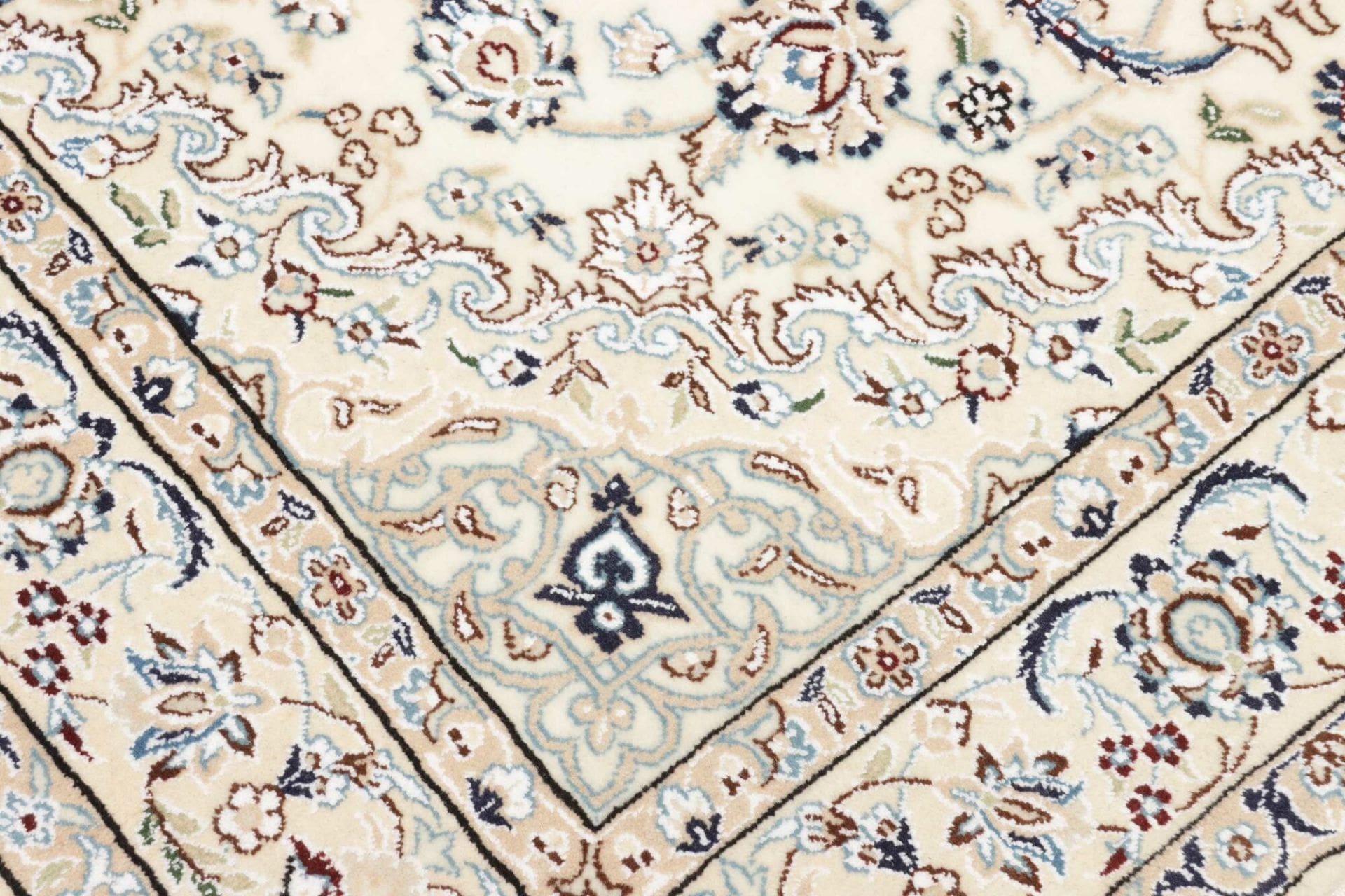 Nain Perserteppich aus Iran, 135 × 208 cm