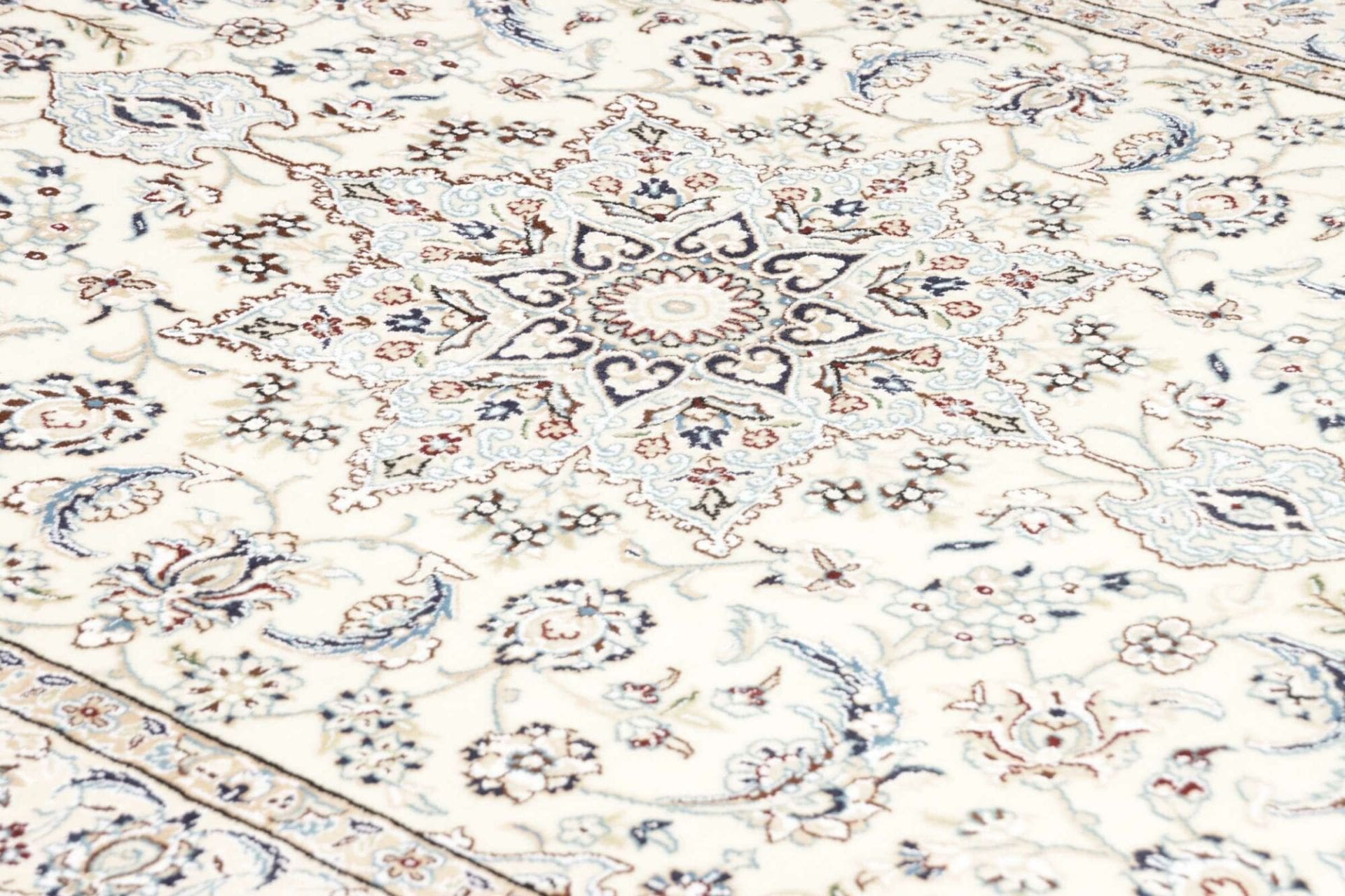 Nain Perserteppich aus Iran, 135 × 208 cm