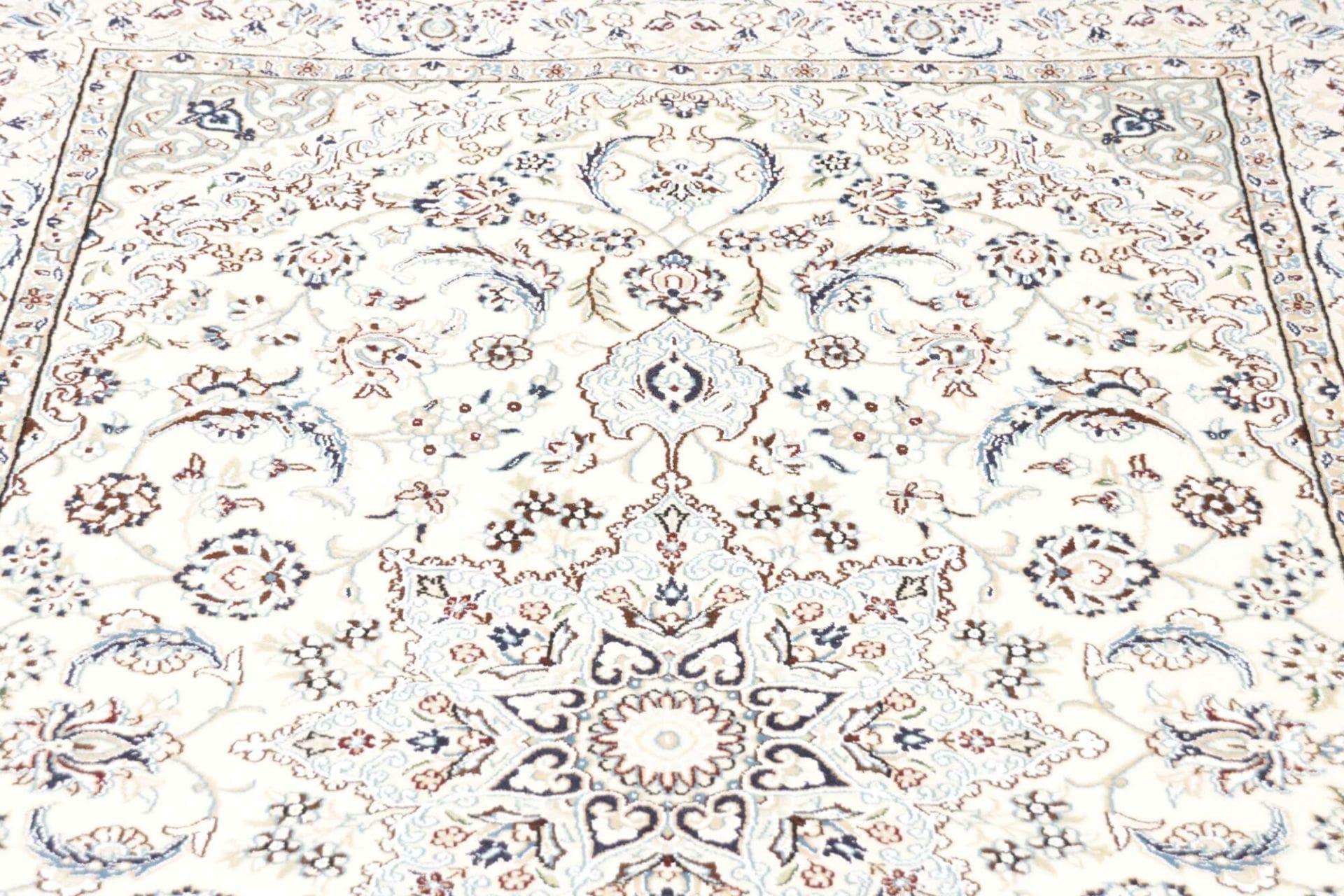 Nain Perserteppich aus Iran, 135 × 208 cm