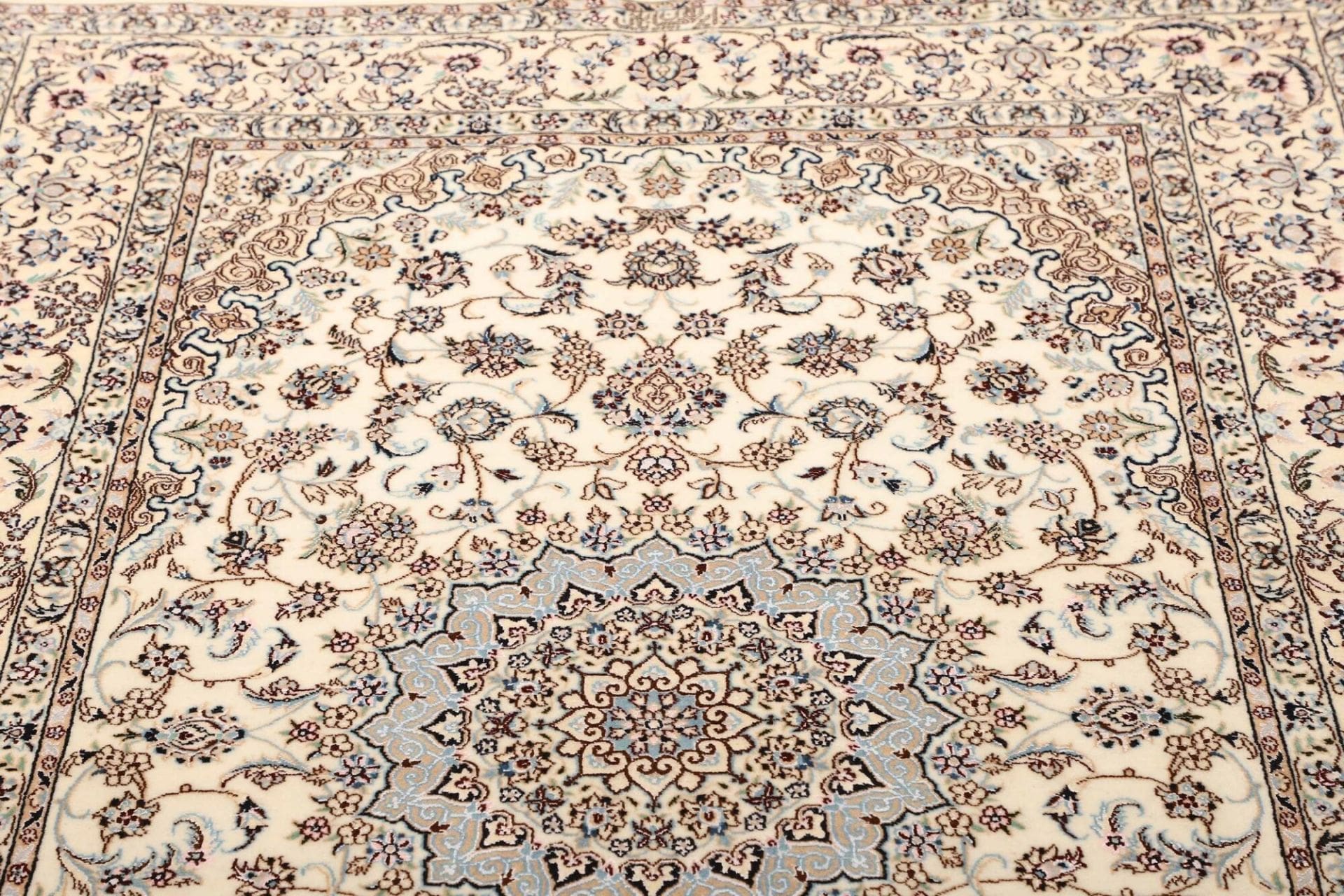 Nain Perserteppich 127 × 191 cm aus Wolle, handgeknüpft