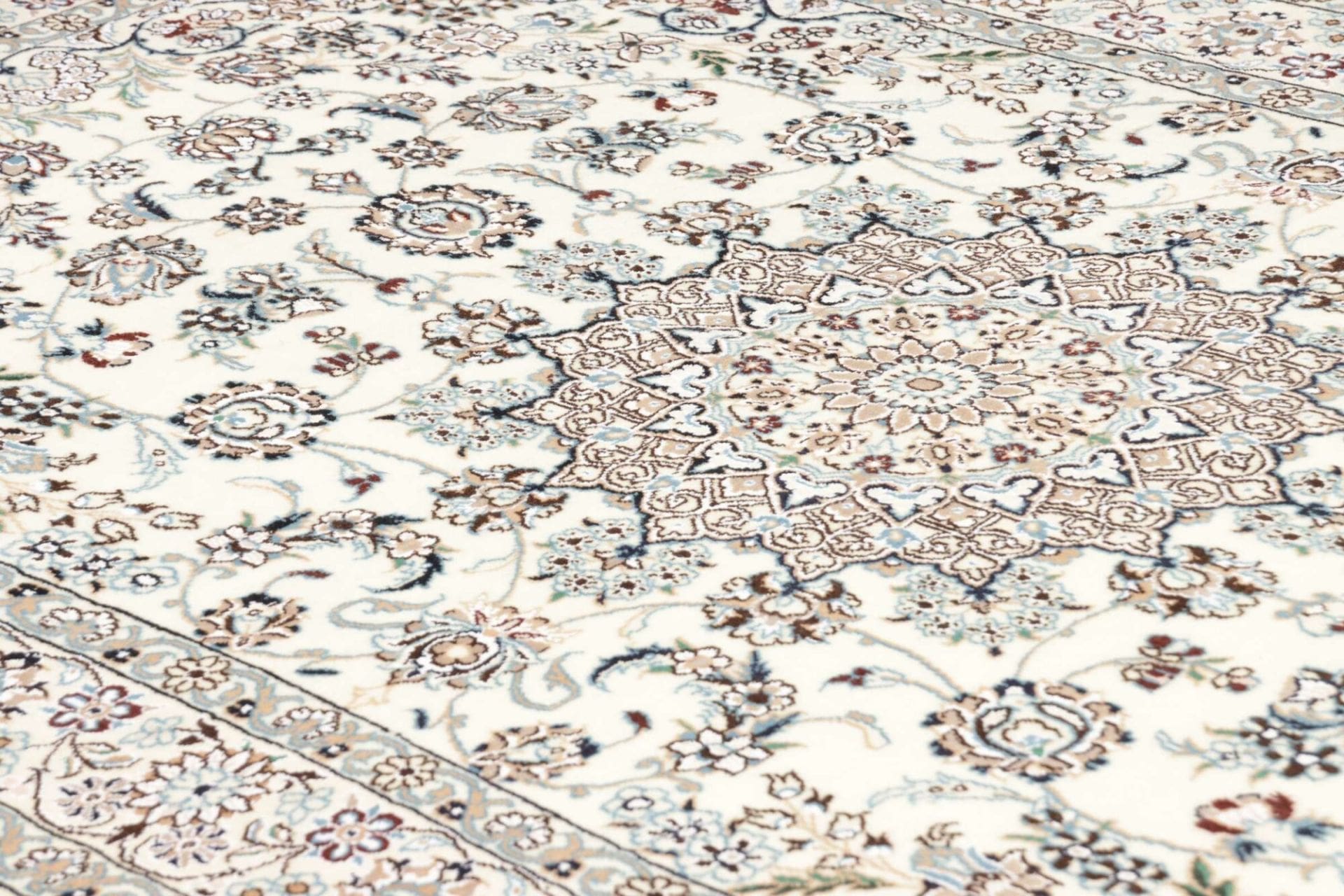Nain Perserteppich aus Iran, 133 × 208 cm