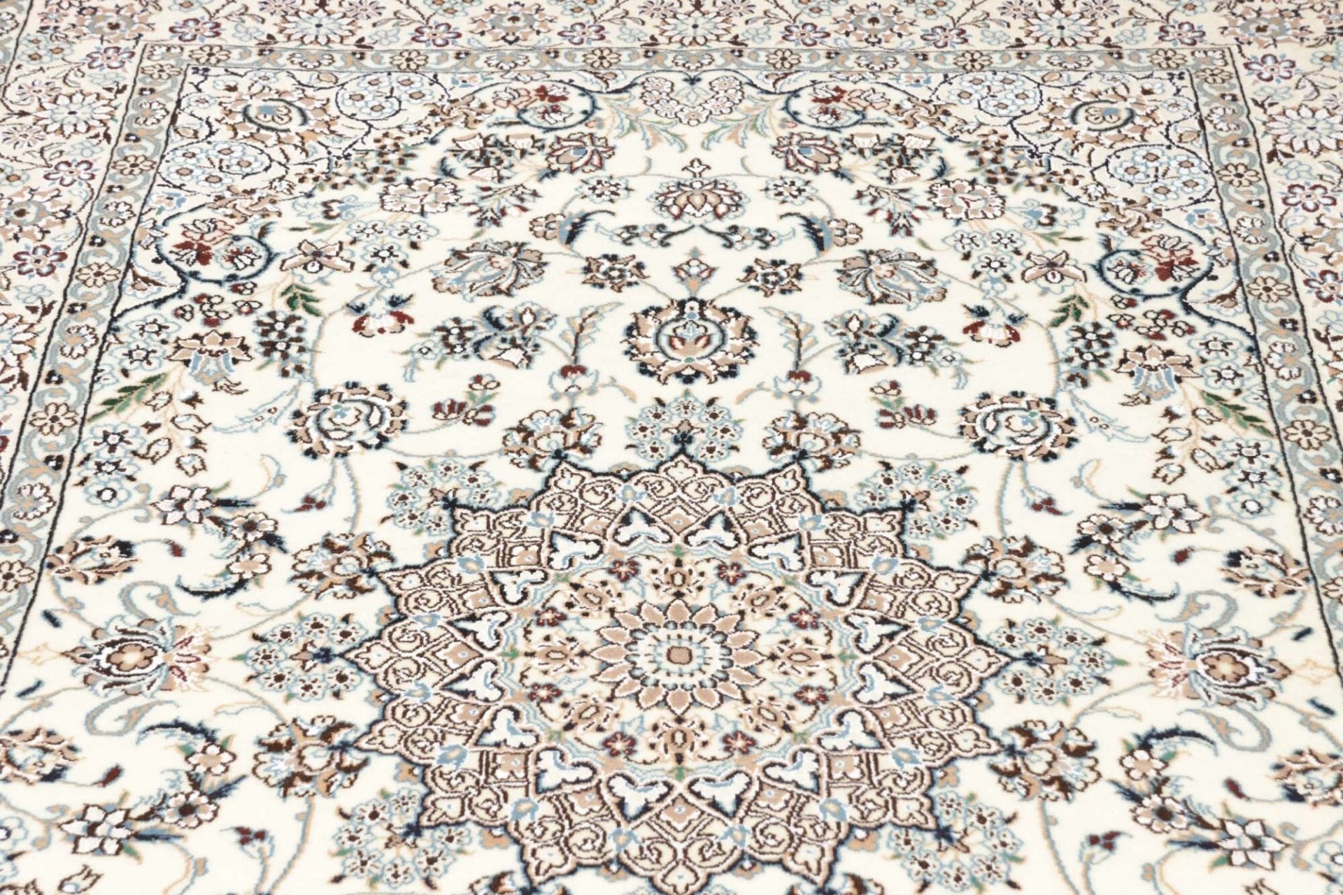Nain Perserteppich aus Iran, 133 × 208 cm