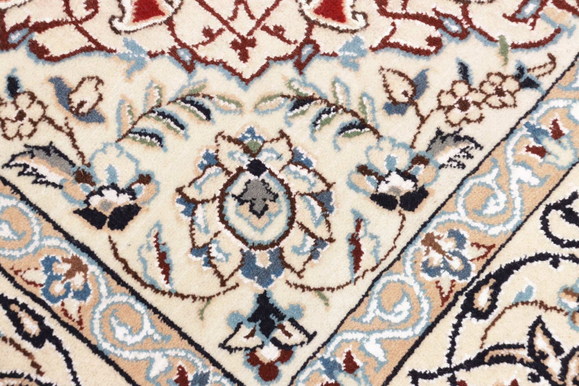 Nain Perserteppich aus Iran, 137 × 213 cm