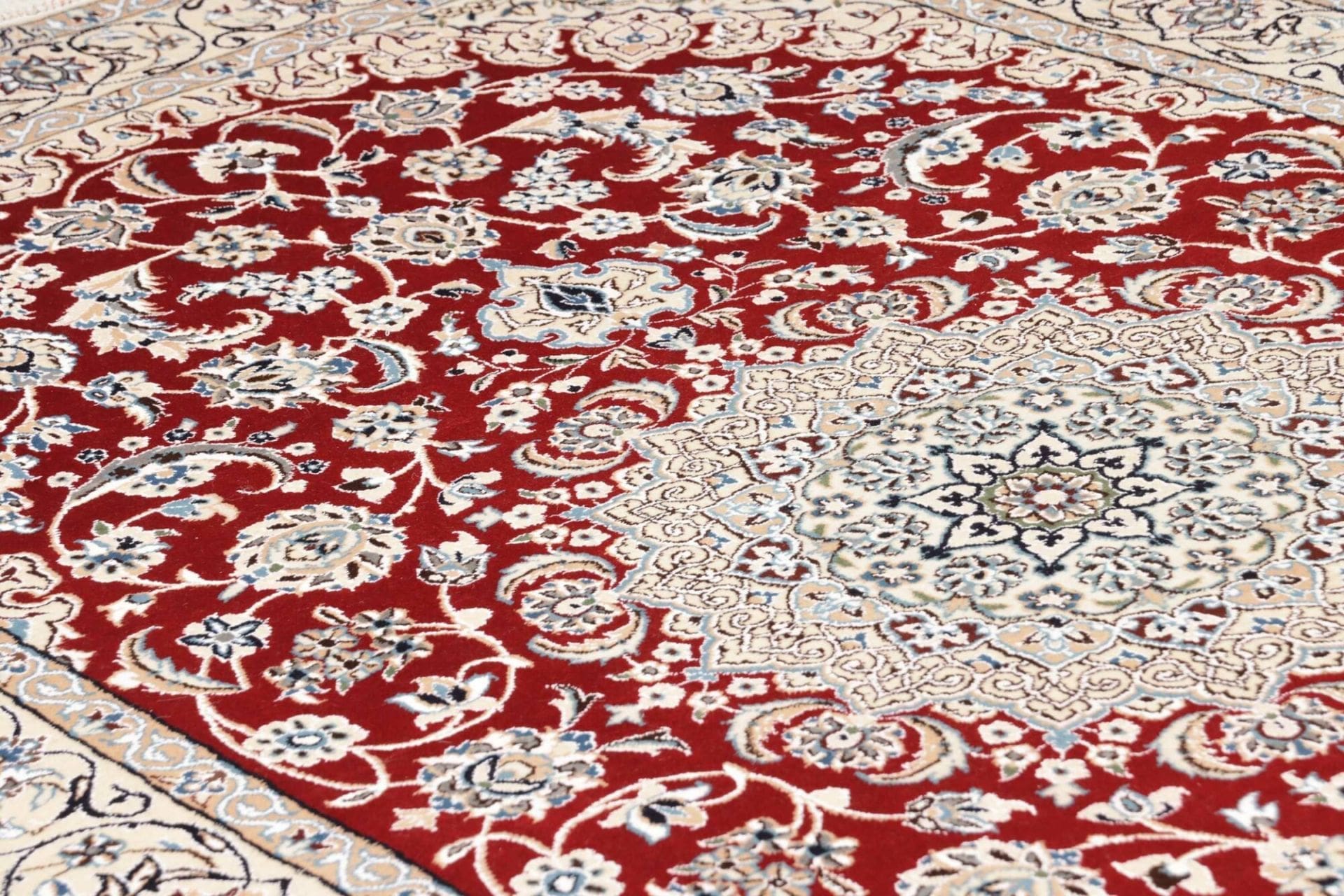 Nain Perserteppich aus Iran, 137 × 213 cm