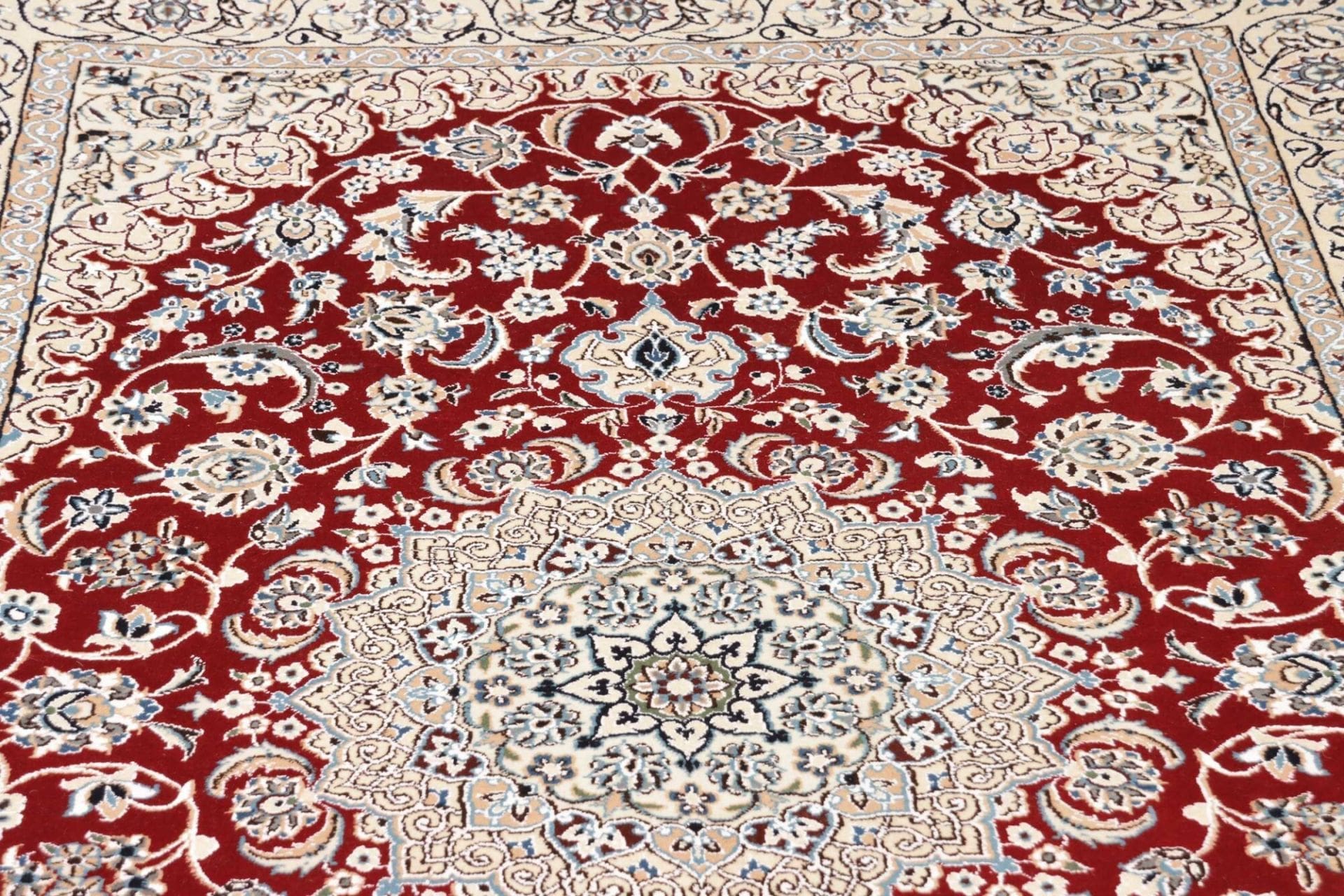 Nain Perserteppich aus Iran, 137 × 213 cm