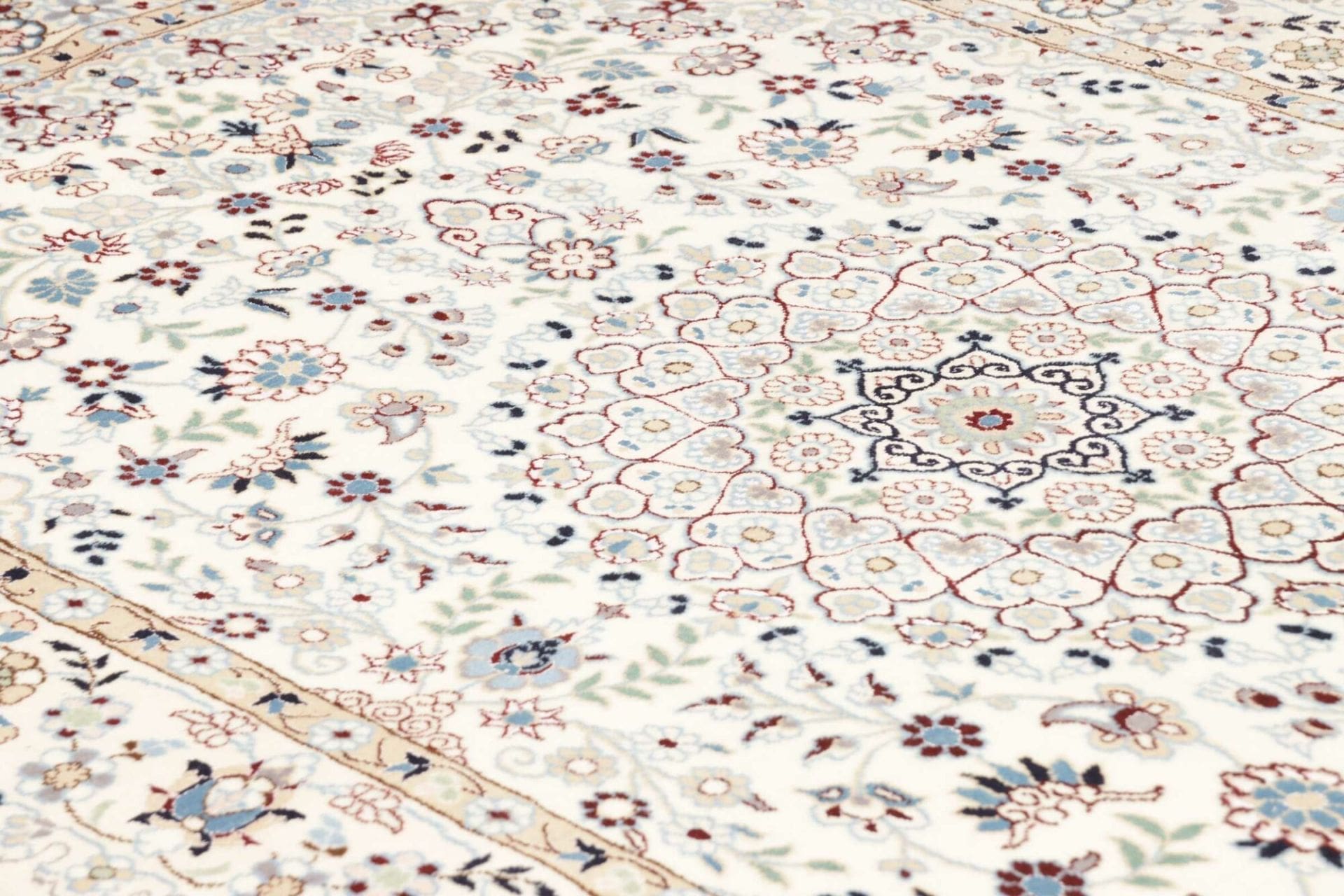 Nain Perserteppich 135 × 208 cm aus Wolle, handgeknüpft