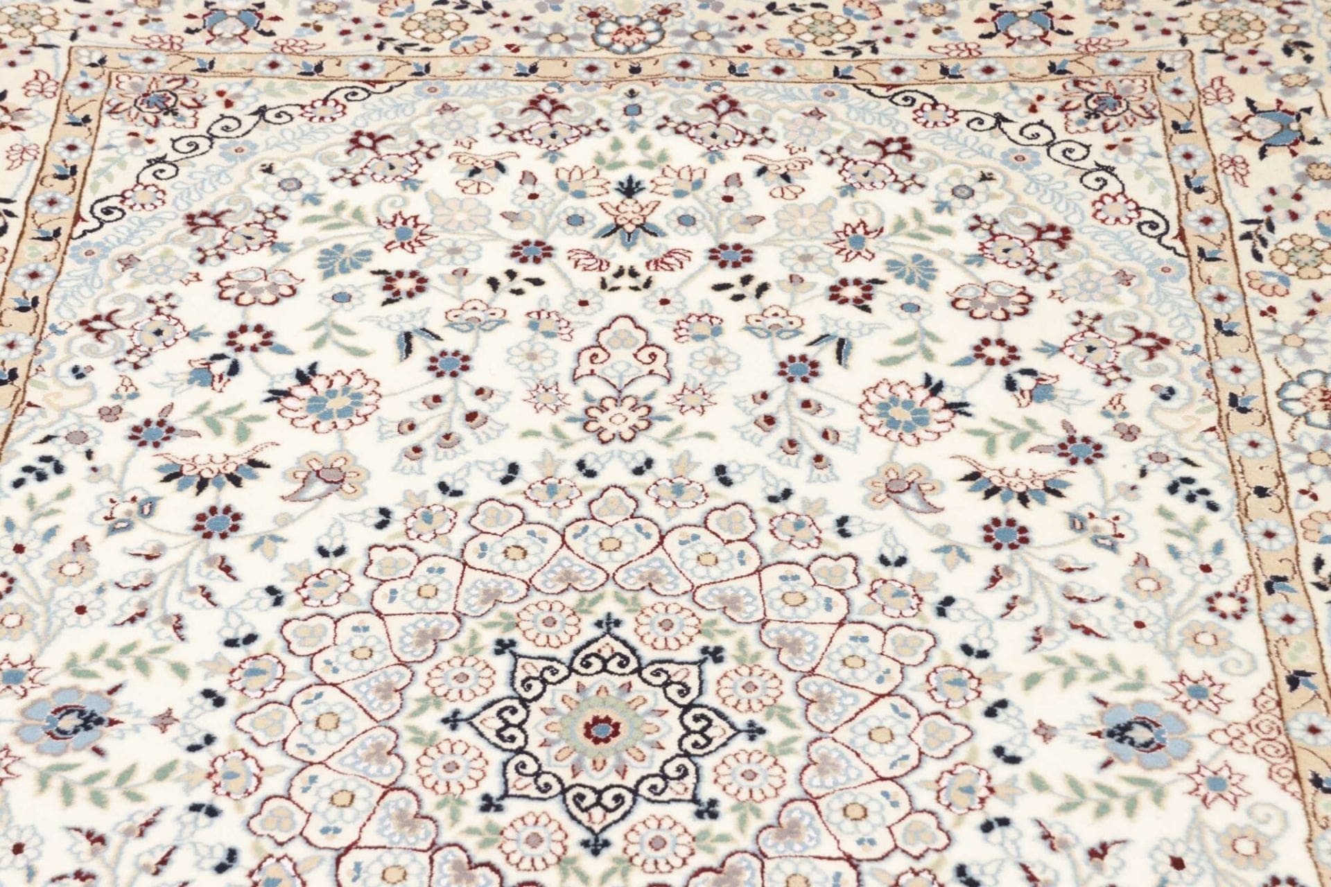 Nain Perserteppich 135 × 208 cm aus Wolle, handgeknüpft
