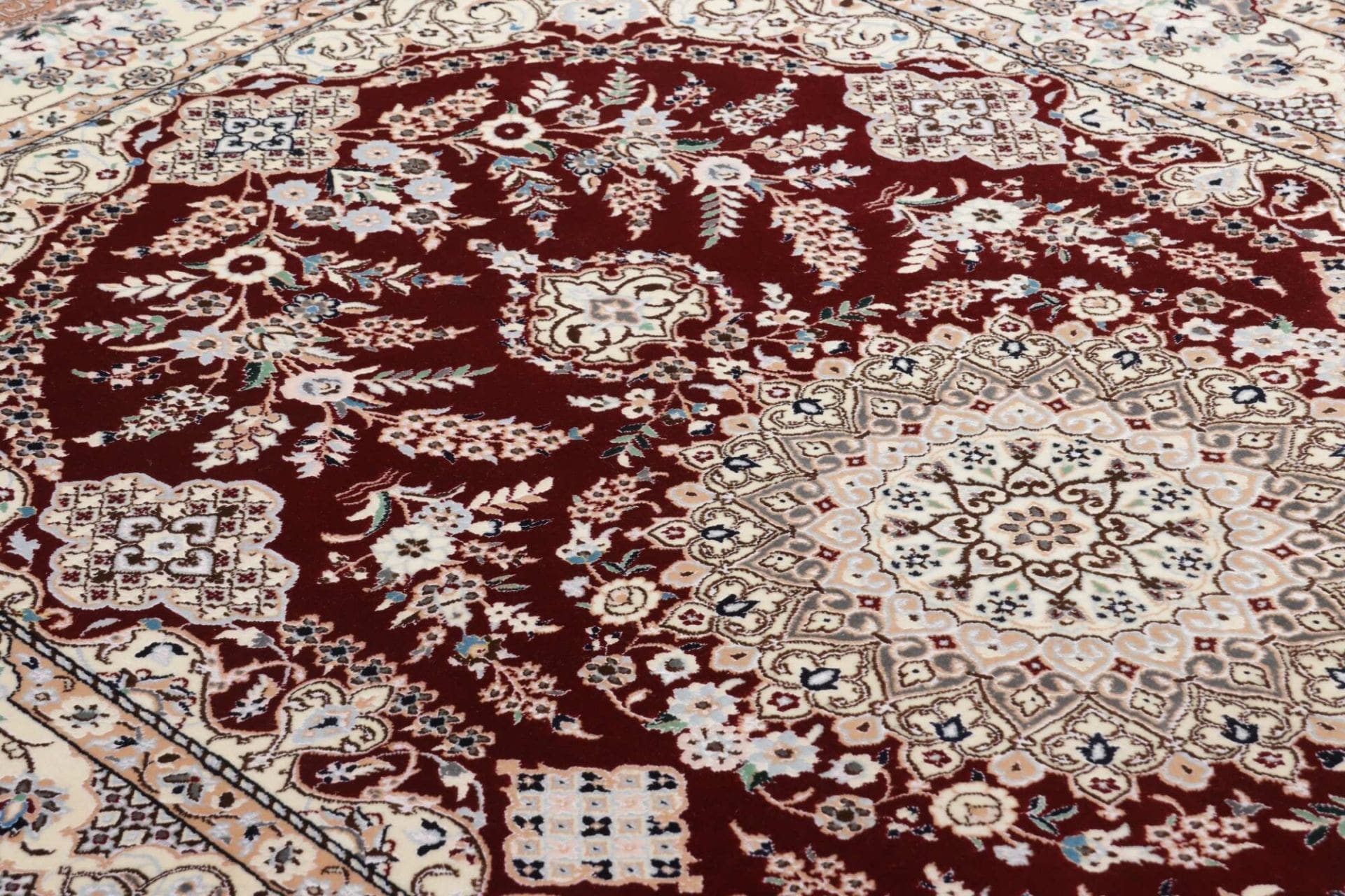 Nain Perserteppich aus Iran, 129 × 201 cm