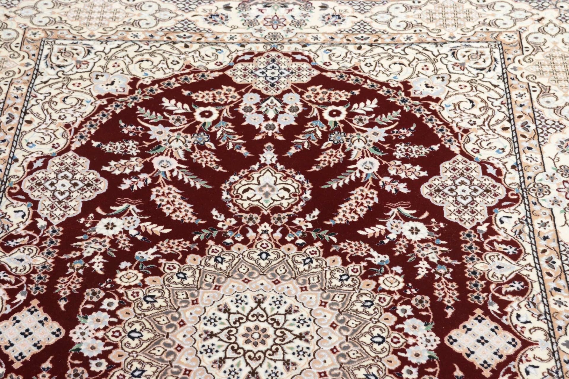 Nain Perserteppich aus Iran, 129 × 201 cm