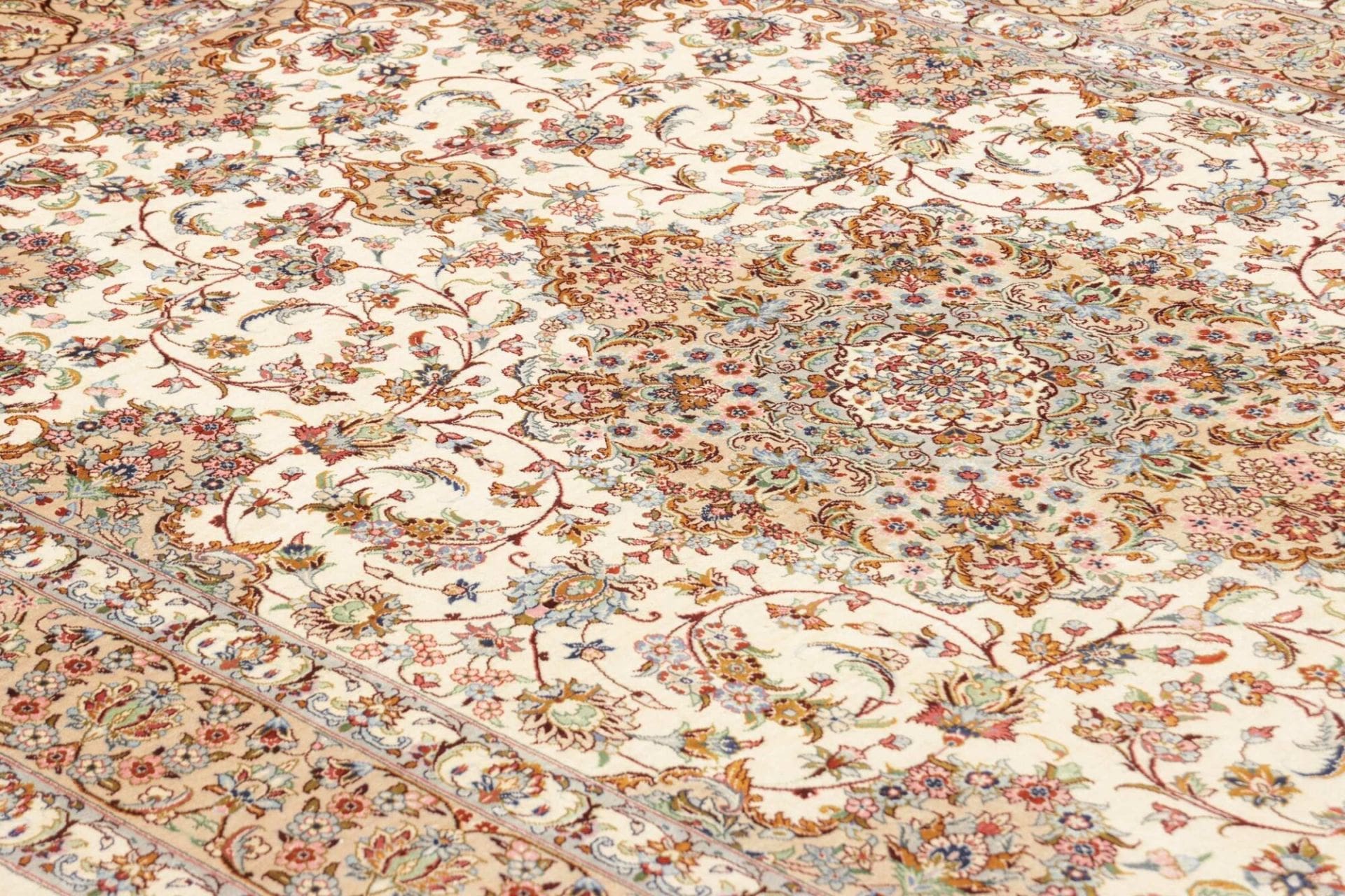 Handgeknüpfter Ghom Perserteppich, 138 × 199 cm, Seide