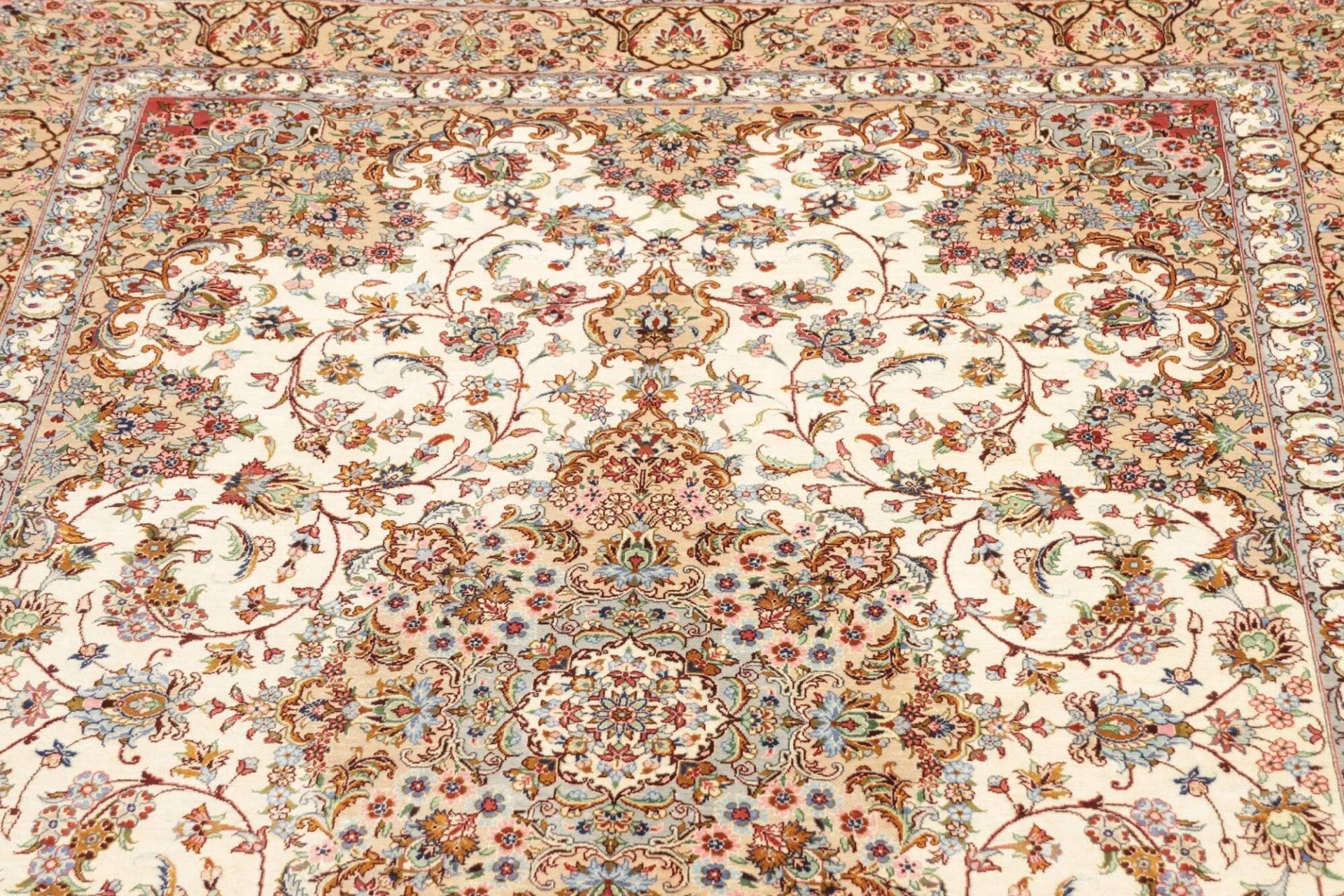 Handgeknüpfter Ghom Perserteppich, 138 × 199 cm, Seide