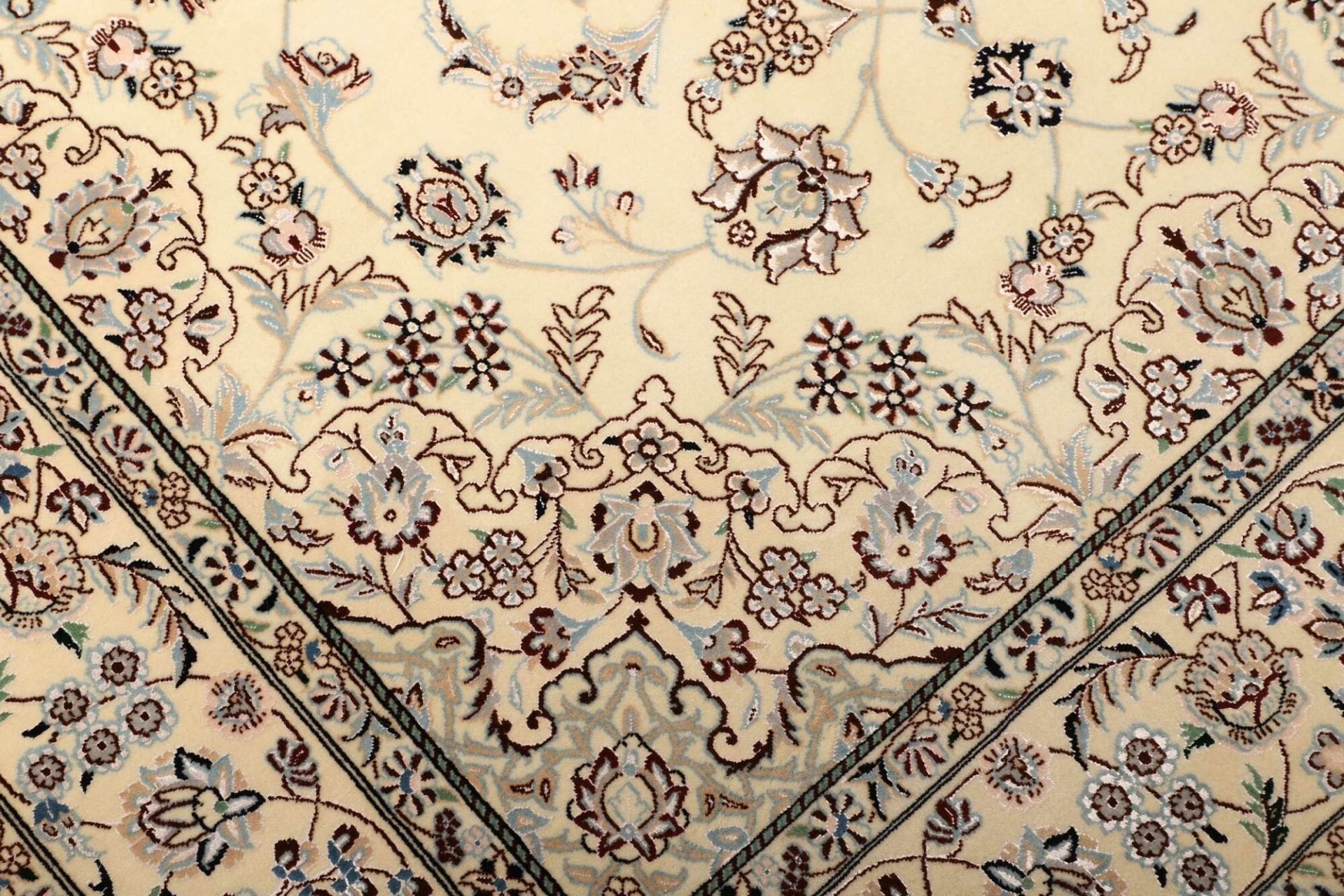 Handgeknüpfter Nain Perserteppich 137 × 207 cm