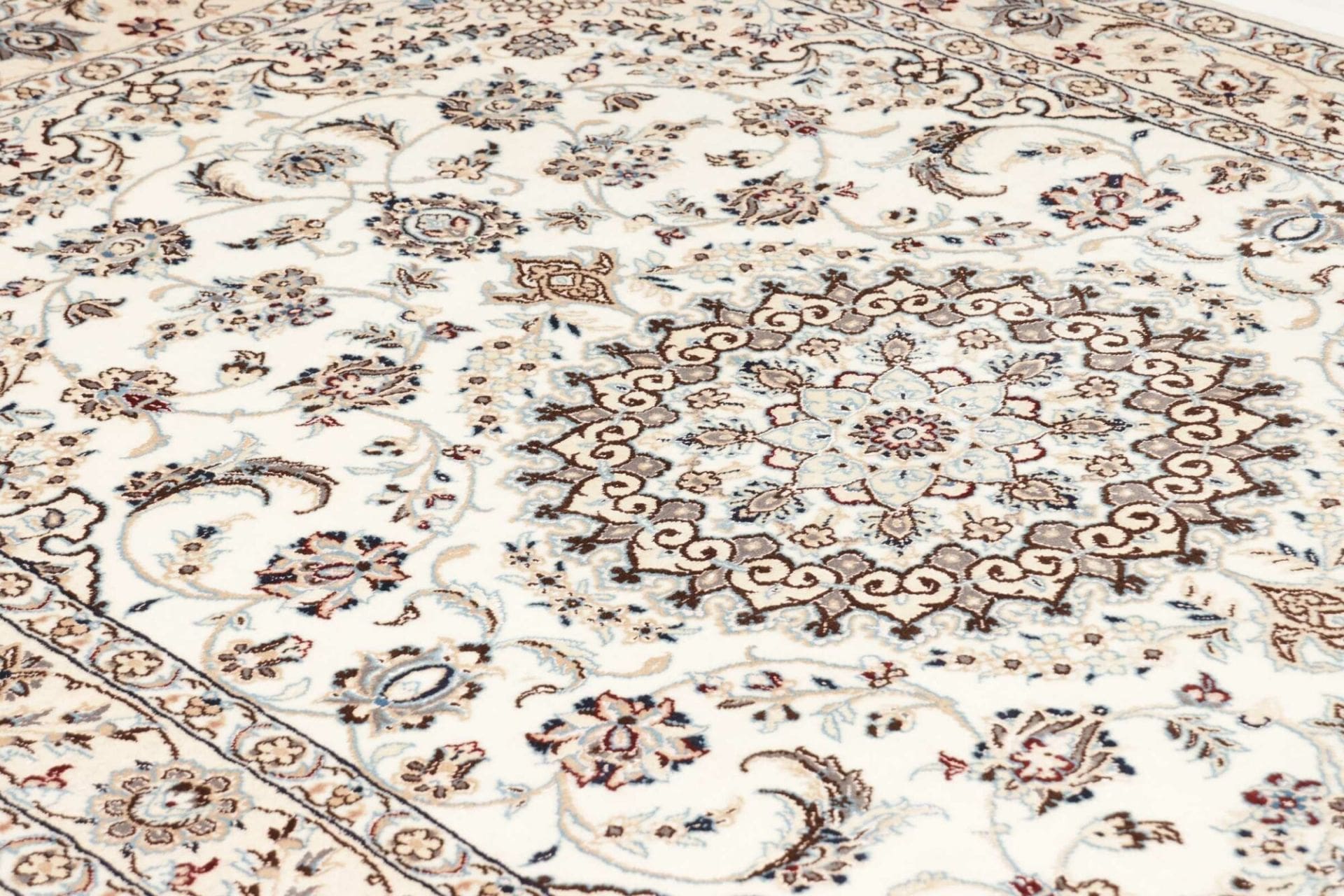 Nain Perserteppich aus Iran, 133 × 206 cm