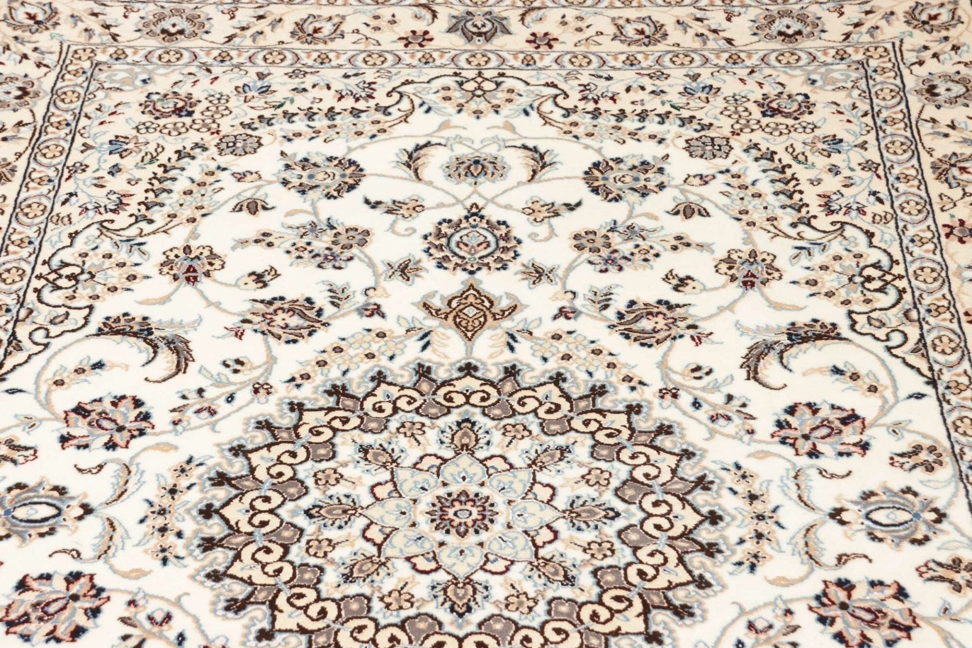 Nain Perserteppich aus Iran, 133 × 206 cm