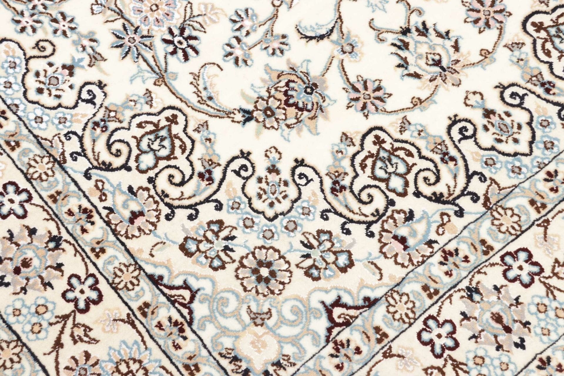 Nain Perserteppich aus Iran, 135 × 205 cm