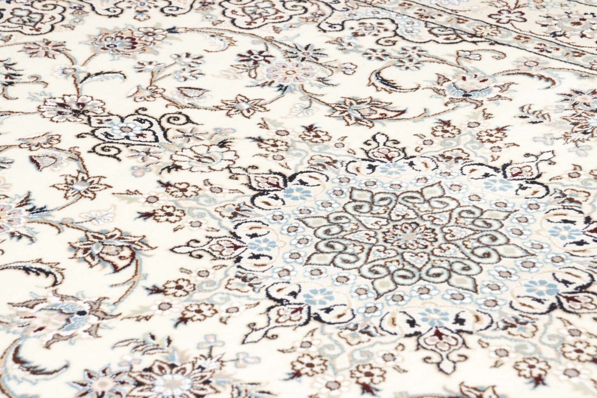 Nain Perserteppich aus Iran, 135 × 205 cm