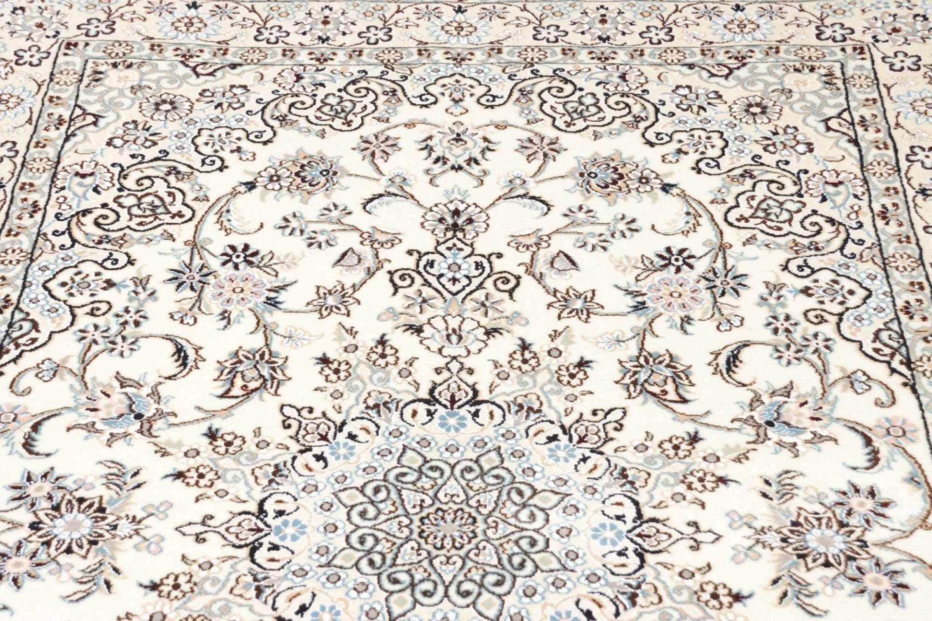 Nain Perserteppich aus Iran, 135 × 205 cm