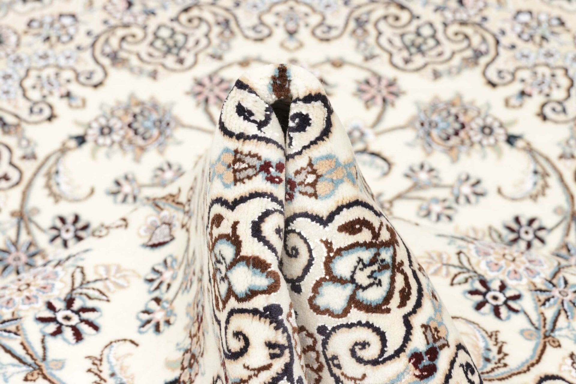 Nain Perserteppich aus Iran, 135 × 205 cm