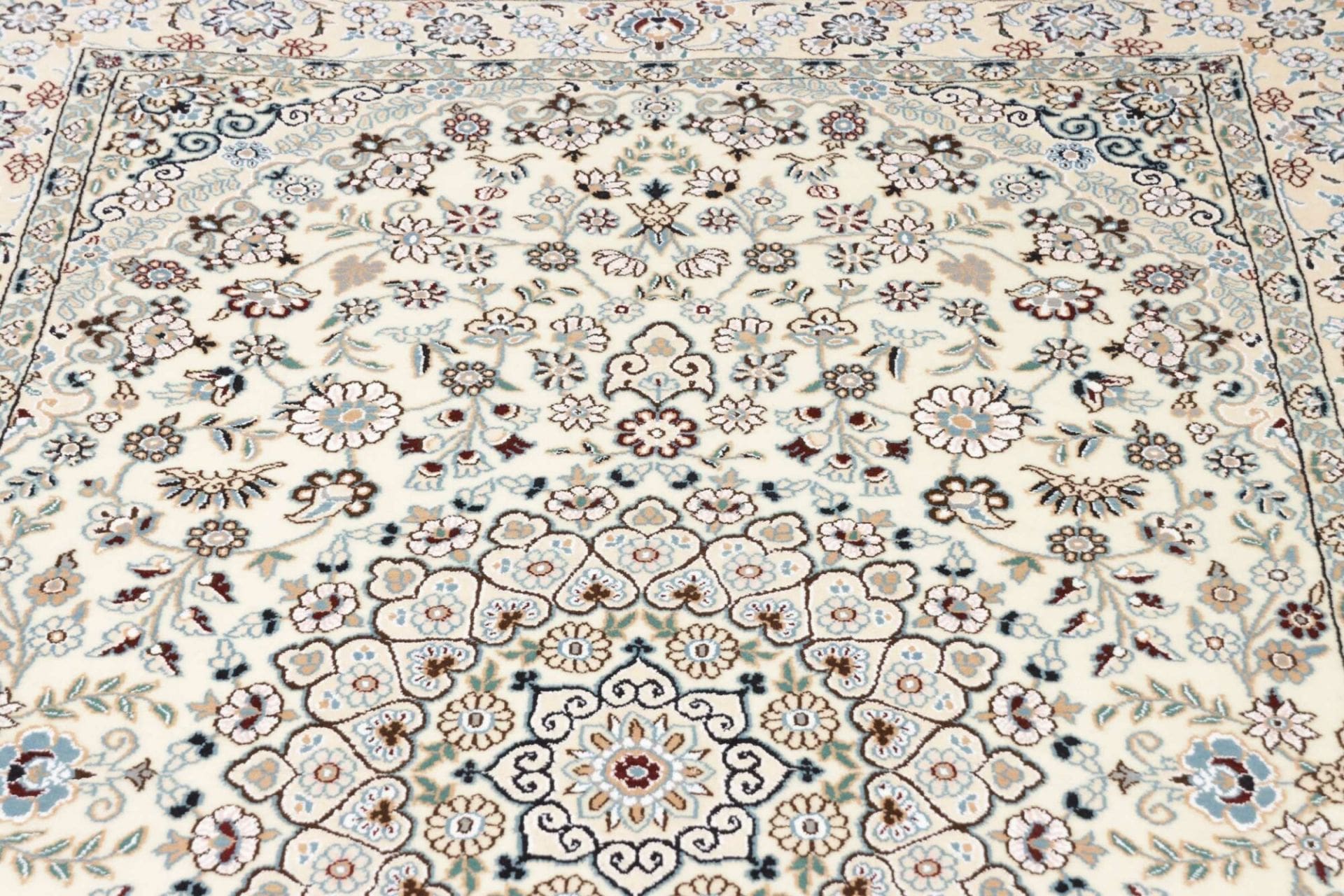 Nain Perserteppich 135 × 210 cm aus Wolle, handgeknüpft