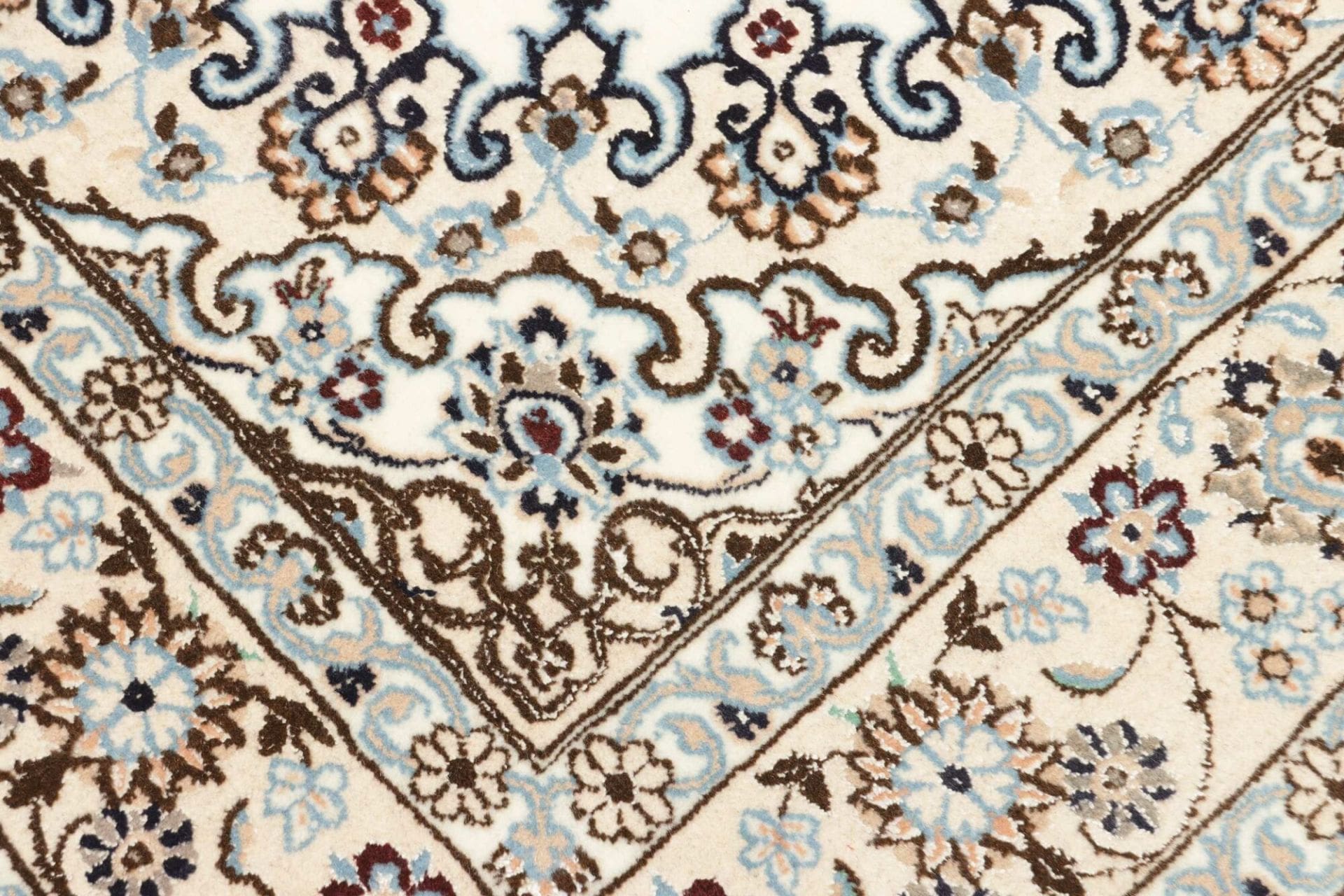 Nain Perserteppich aus Iran, 135 × 202 cm