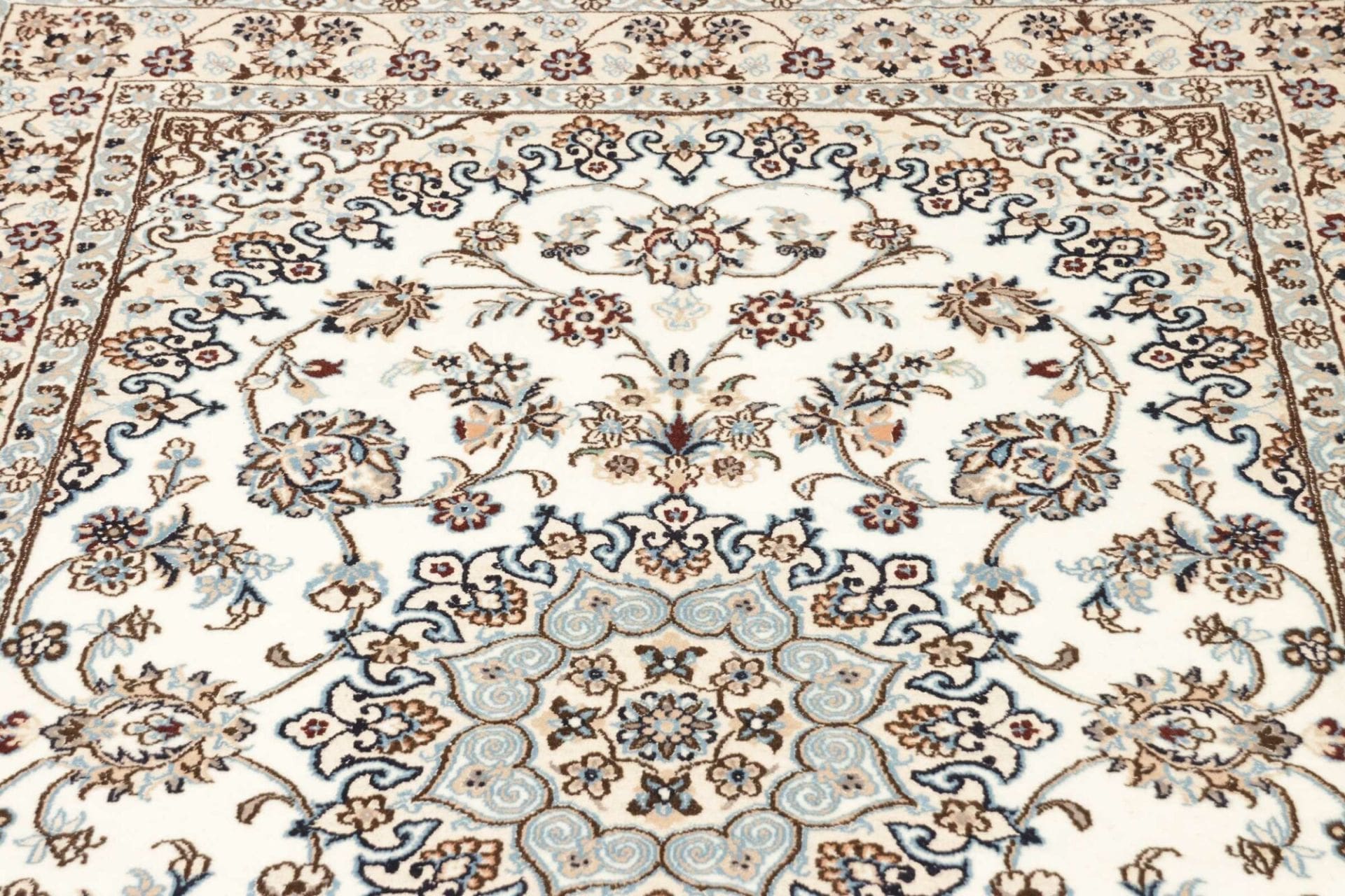 Nain Perserteppich aus Iran, 135 × 202 cm