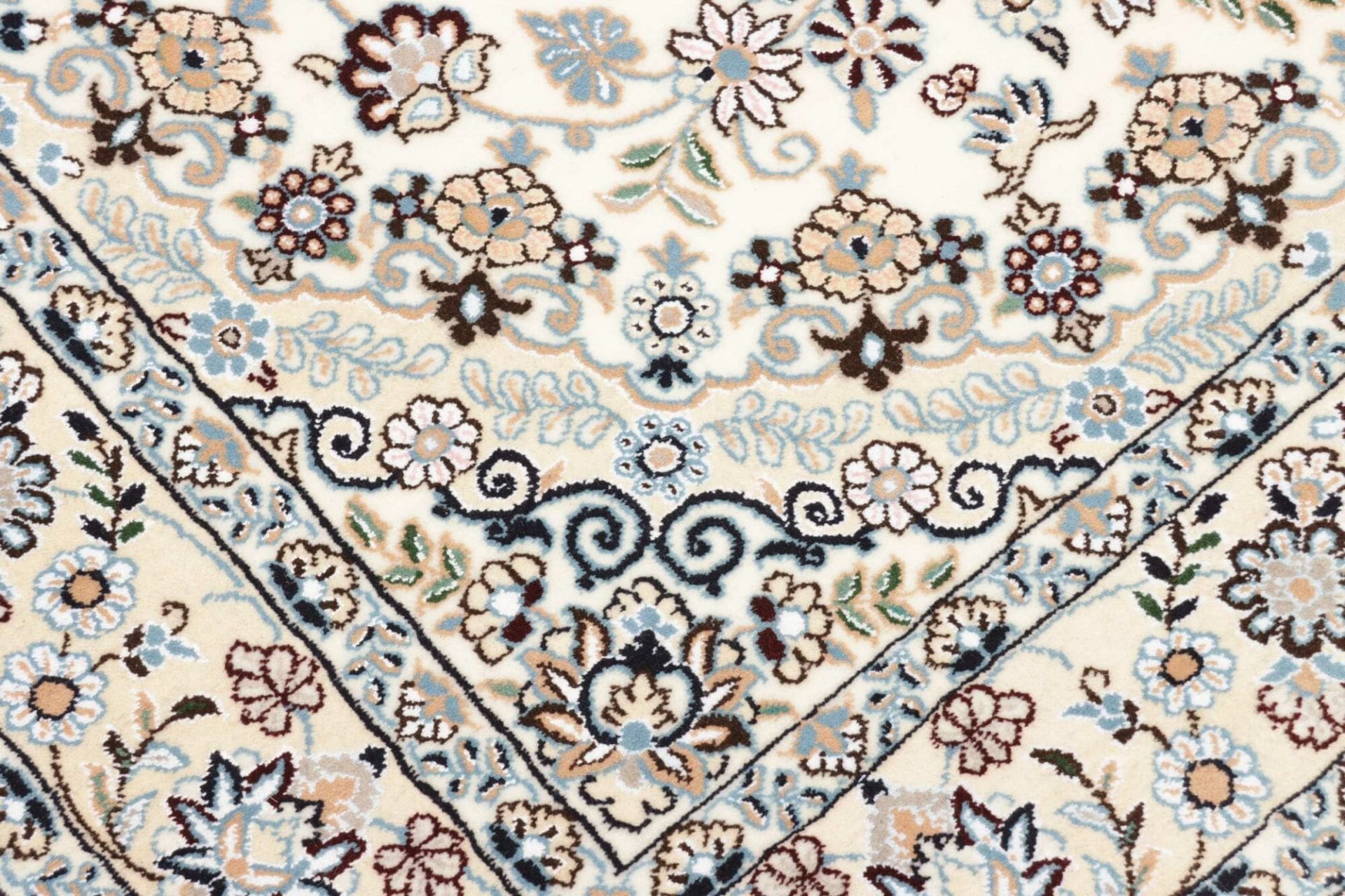 Nain Perserteppich aus Iran, 138 × 203 cm