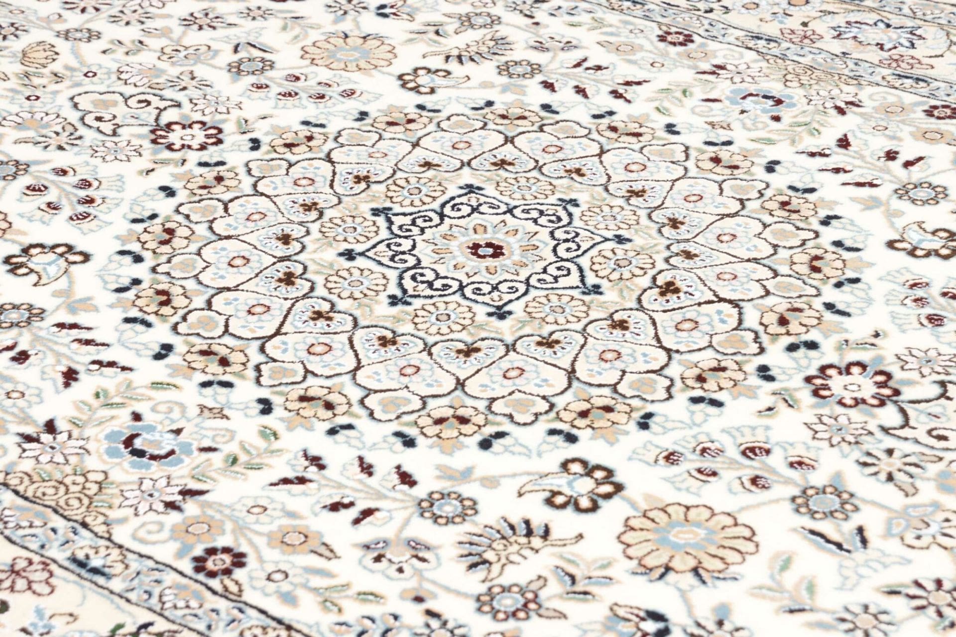 Nain Perserteppich aus Iran, 138 × 203 cm