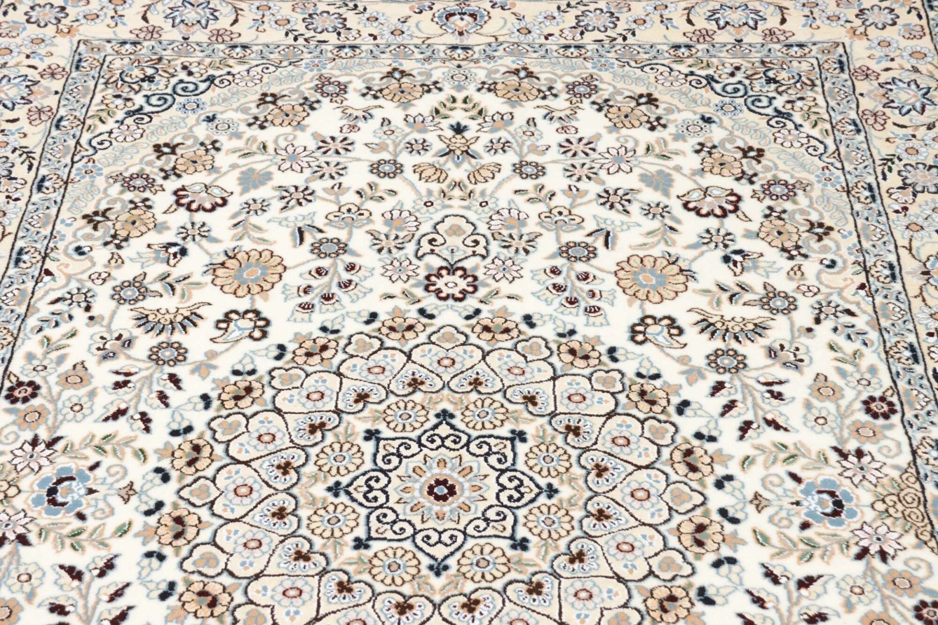 Nain Perserteppich aus Iran, 138 × 203 cm