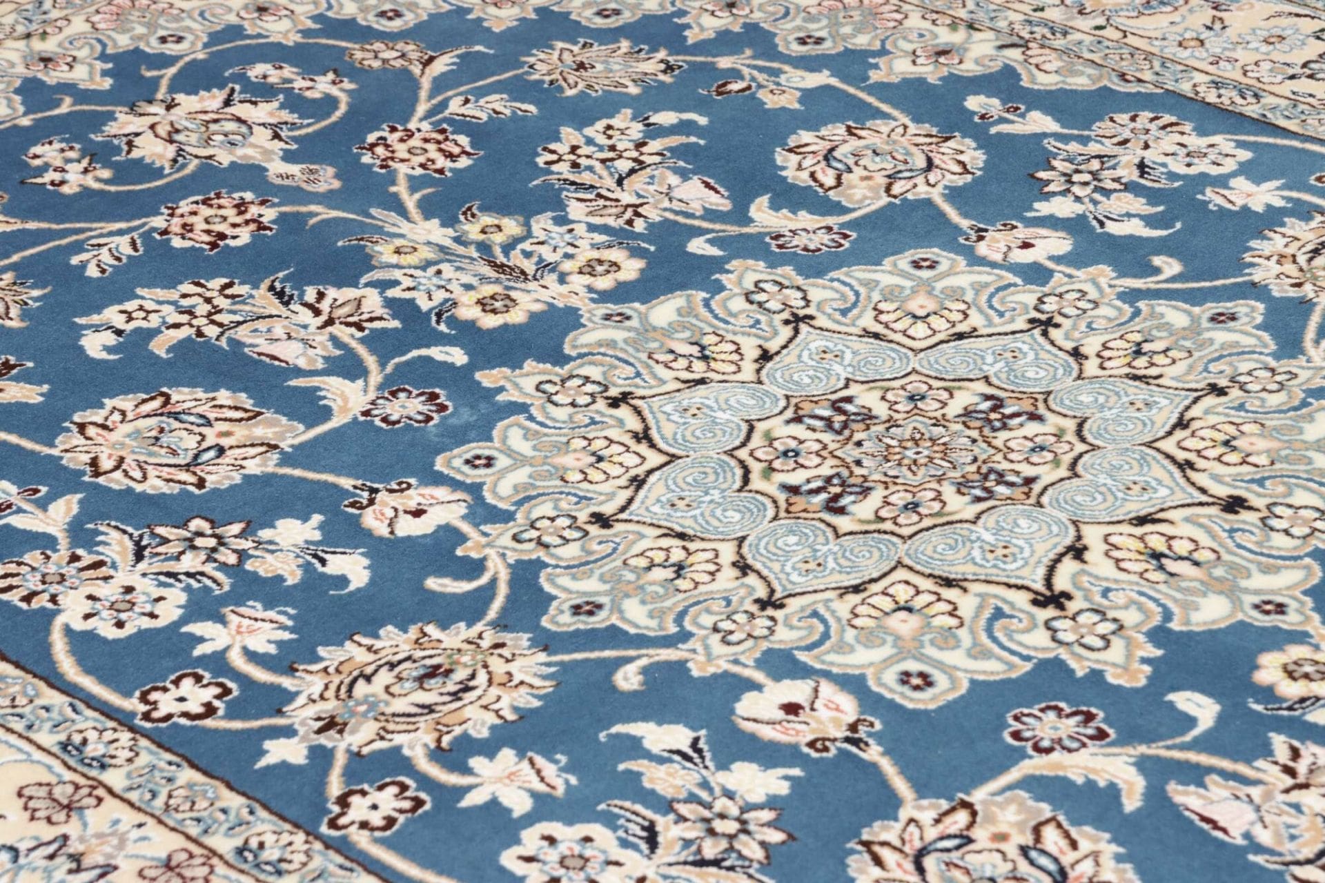 Handgeknüpfter Nain Perserteppich 140 × 214 cm