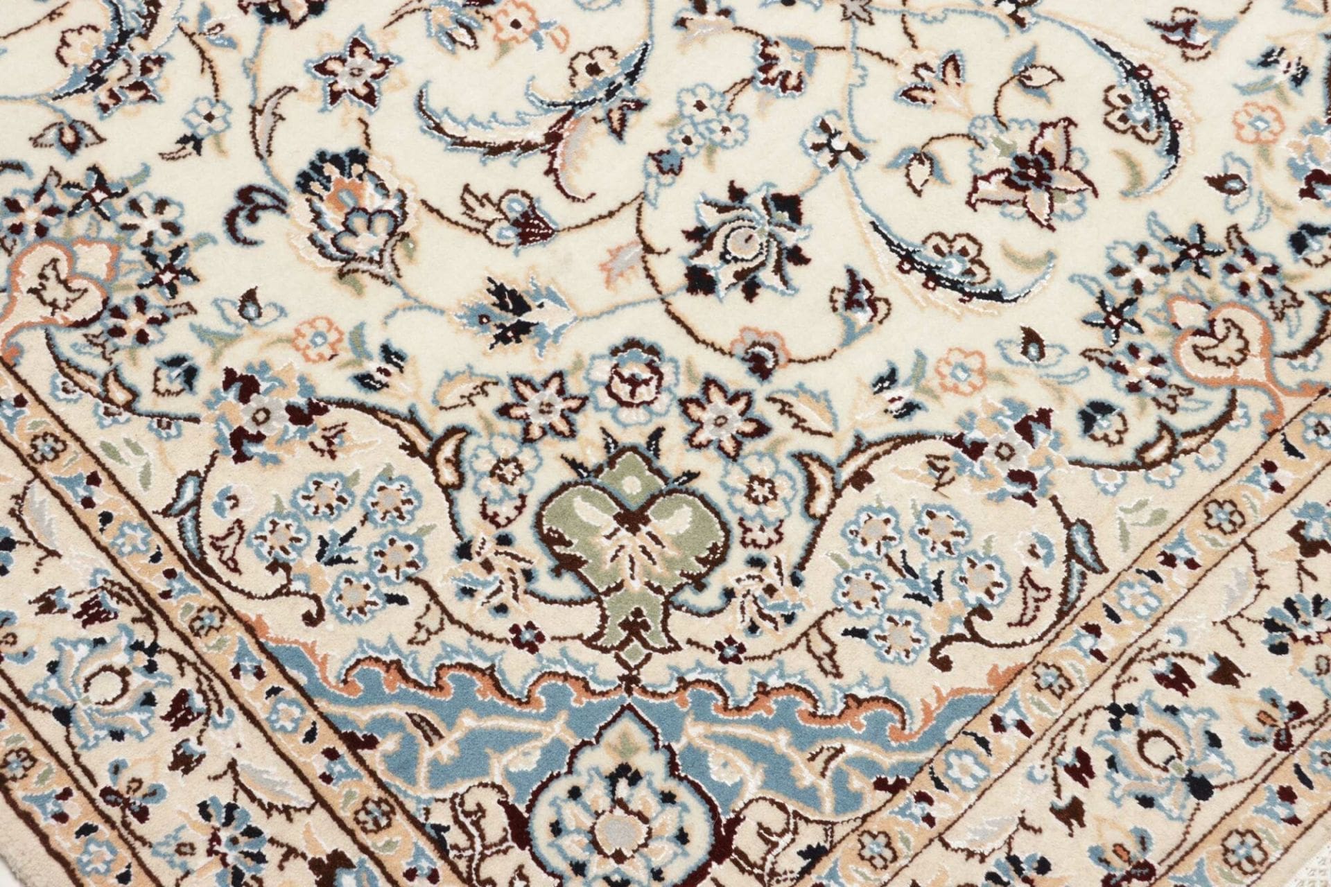 Nain Perserteppich aus Iran, 135 × 208 cm