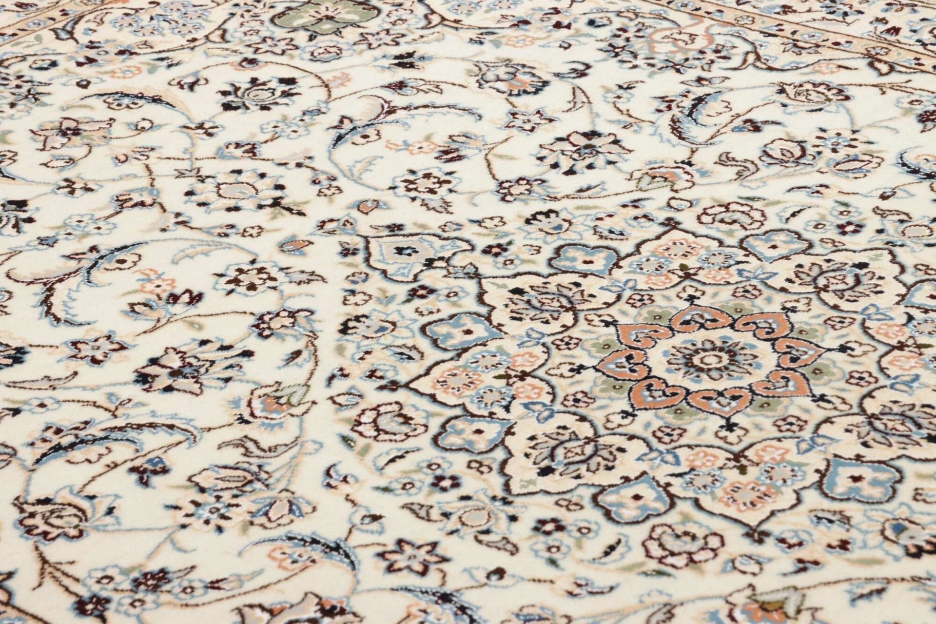 Nain Perserteppich aus Iran, 135 × 208 cm