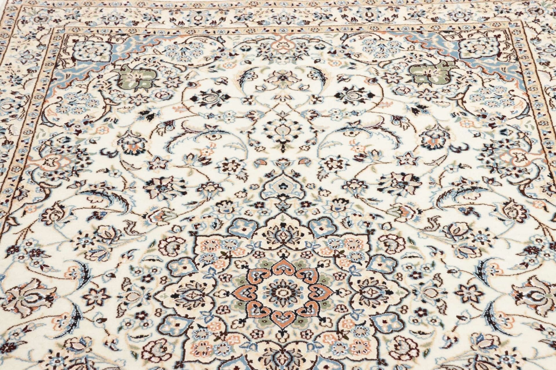 Nain Perserteppich aus Iran, 135 × 208 cm