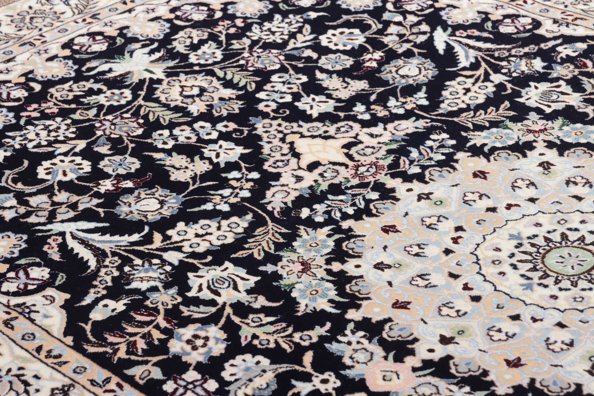 Nain Perserteppich 123 × 195 cm aus Wolle, handgeknüpft