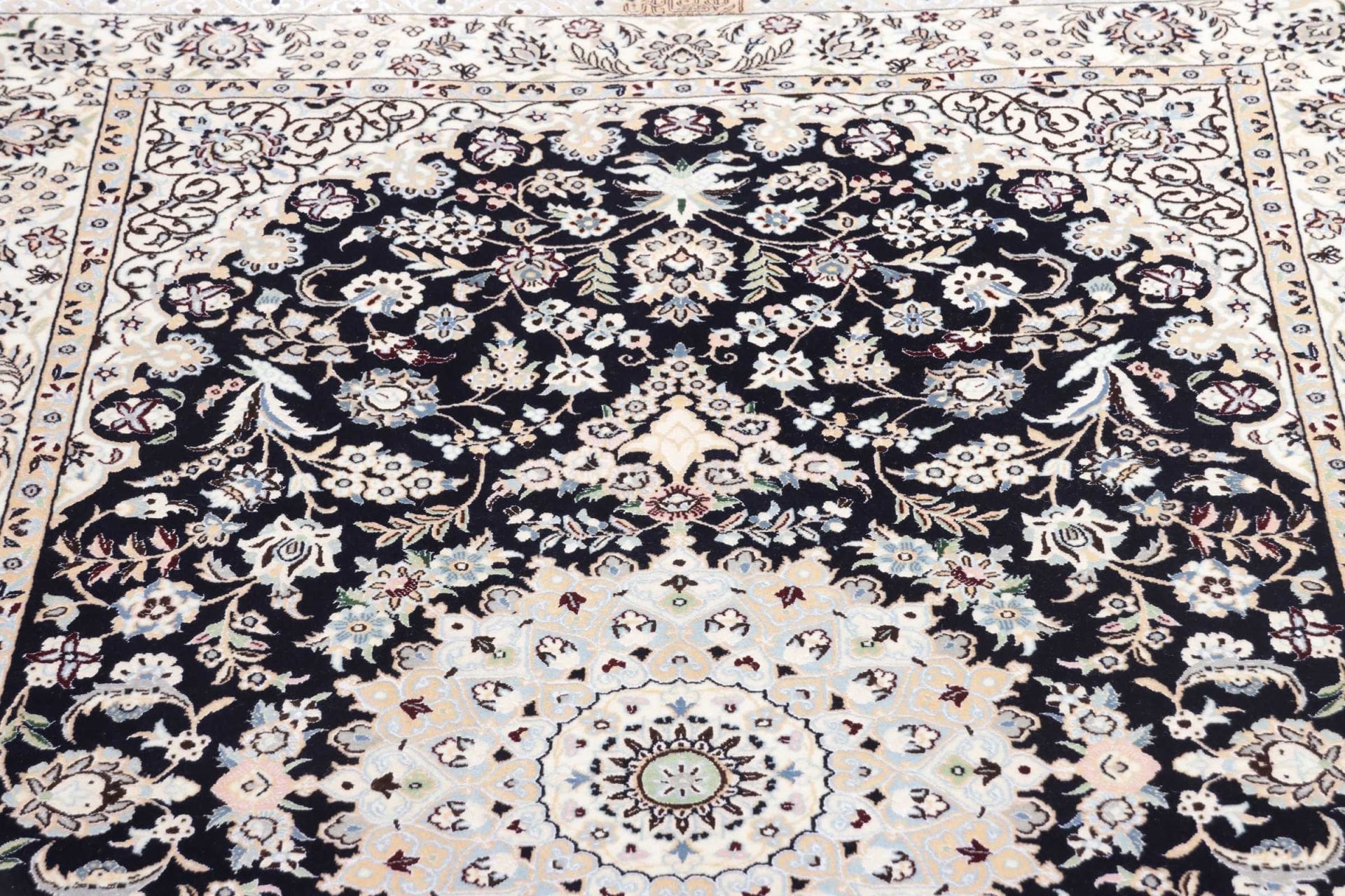 Nain Perserteppich 123 × 195 cm aus Wolle, handgeknüpft