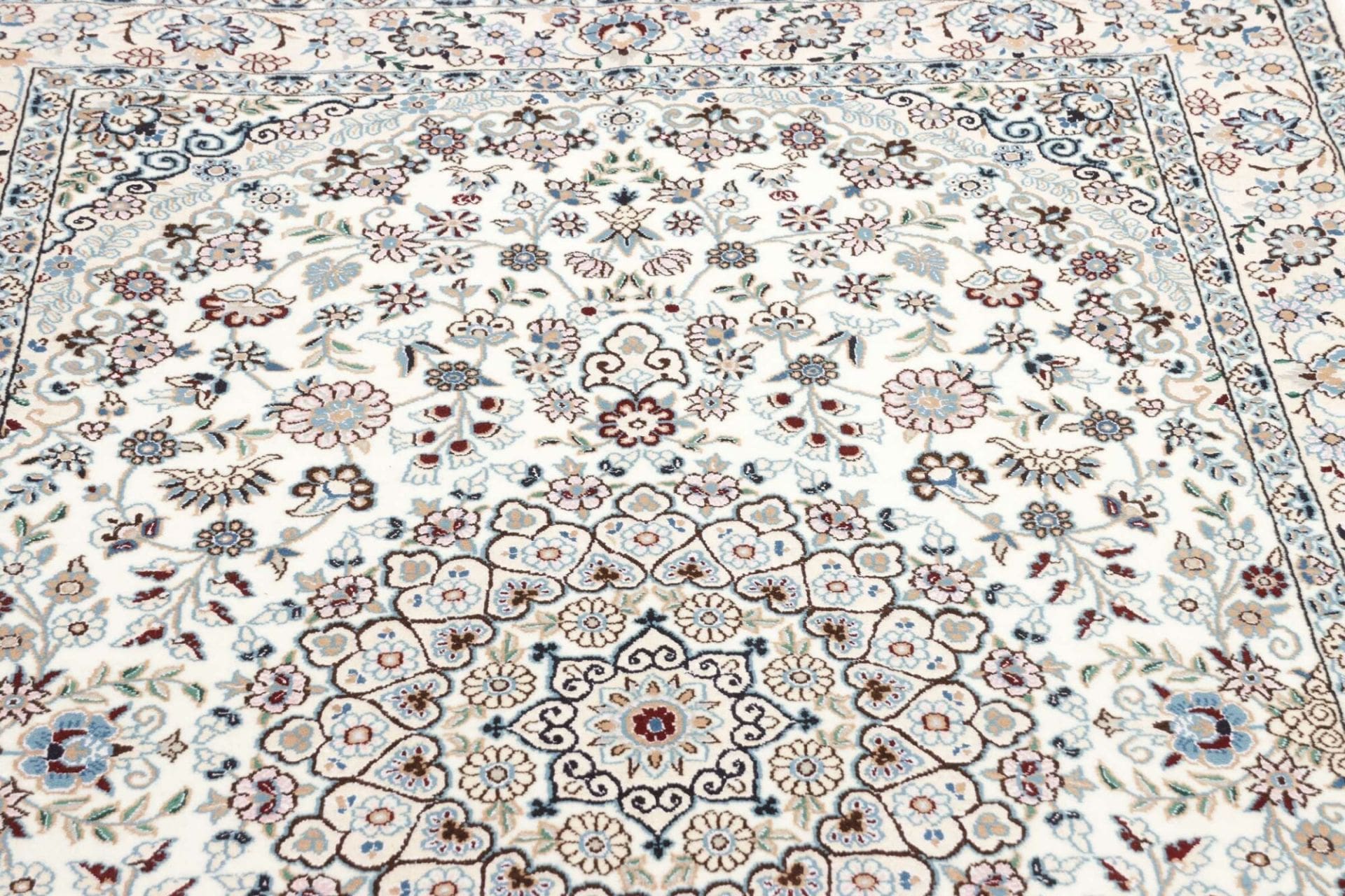 Nain Perserteppich aus Iran, 138 × 210 cm