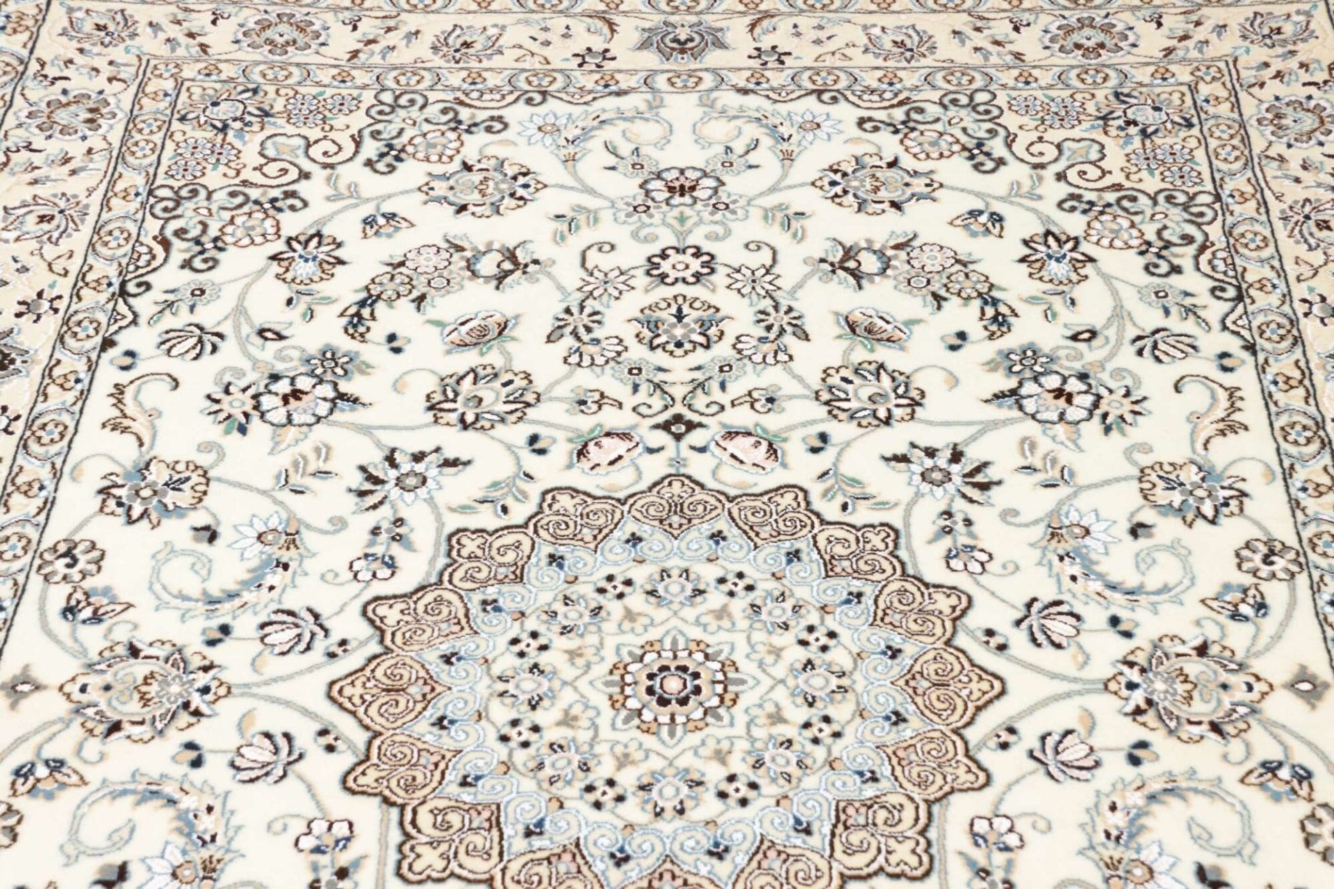 Nain Perserteppich 138 × 210 cm aus Wolle, handgeknüpft