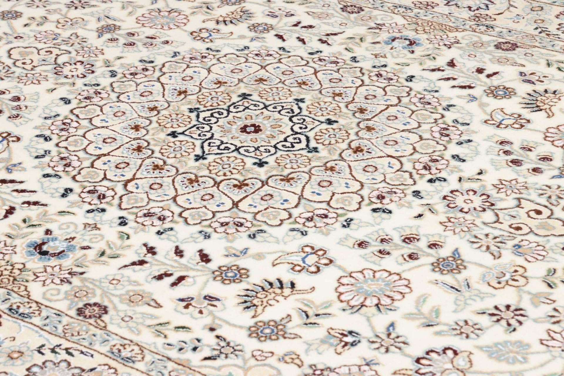 Handgeknüpfter Nain Perserteppich 135 × 214 cm