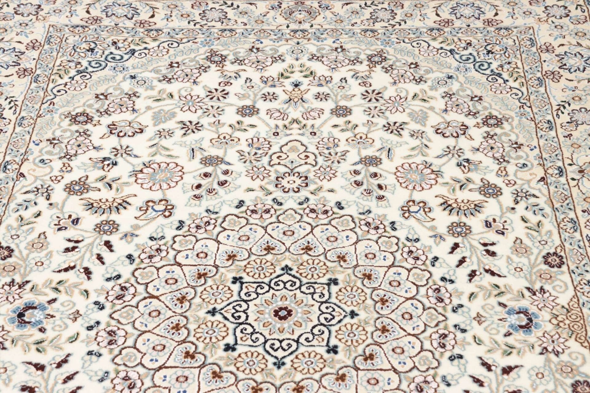 Handgeknüpfter Nain Perserteppich 135 × 214 cm