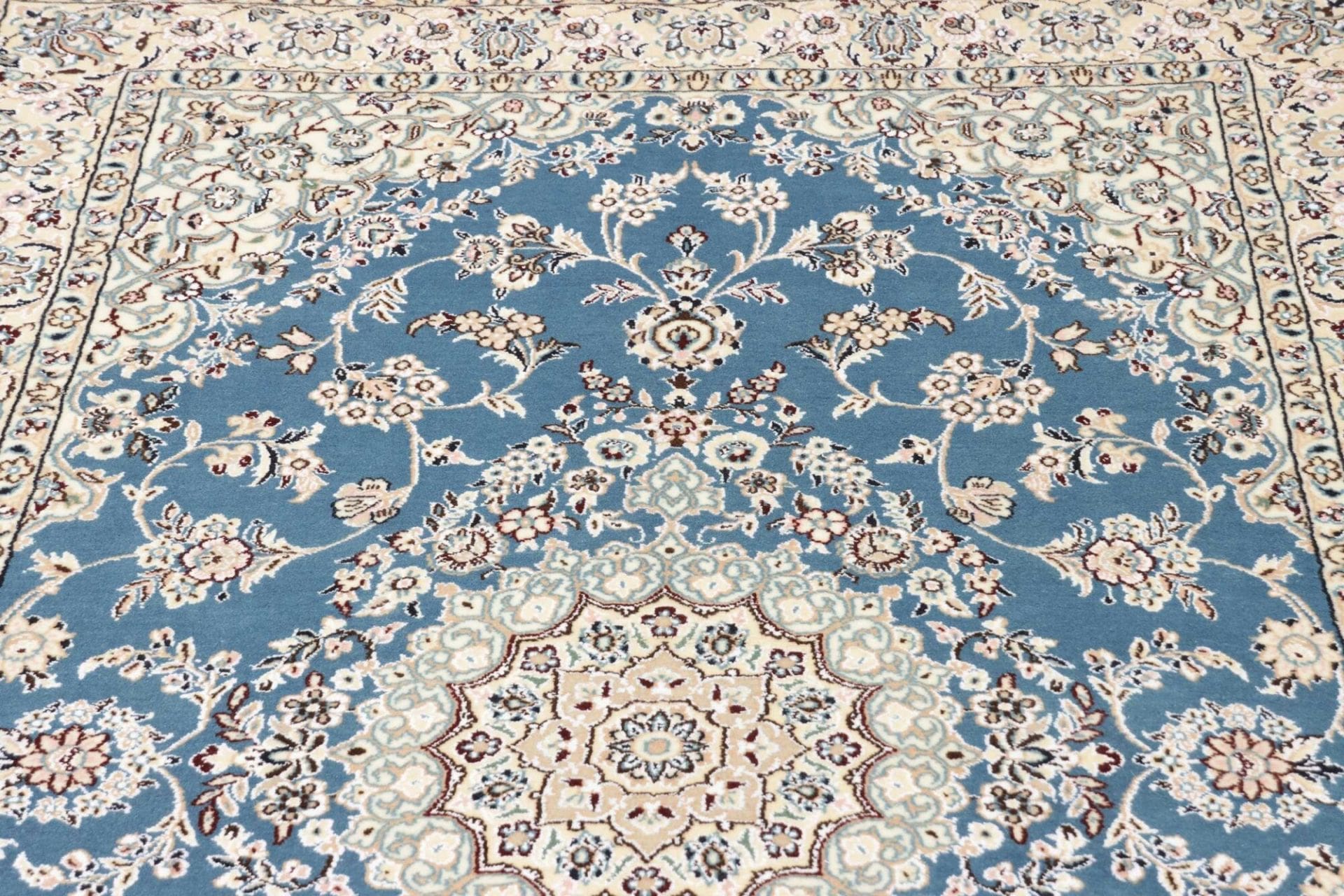 Handgeknüpfter Nain Perserteppich 135 × 205 cm