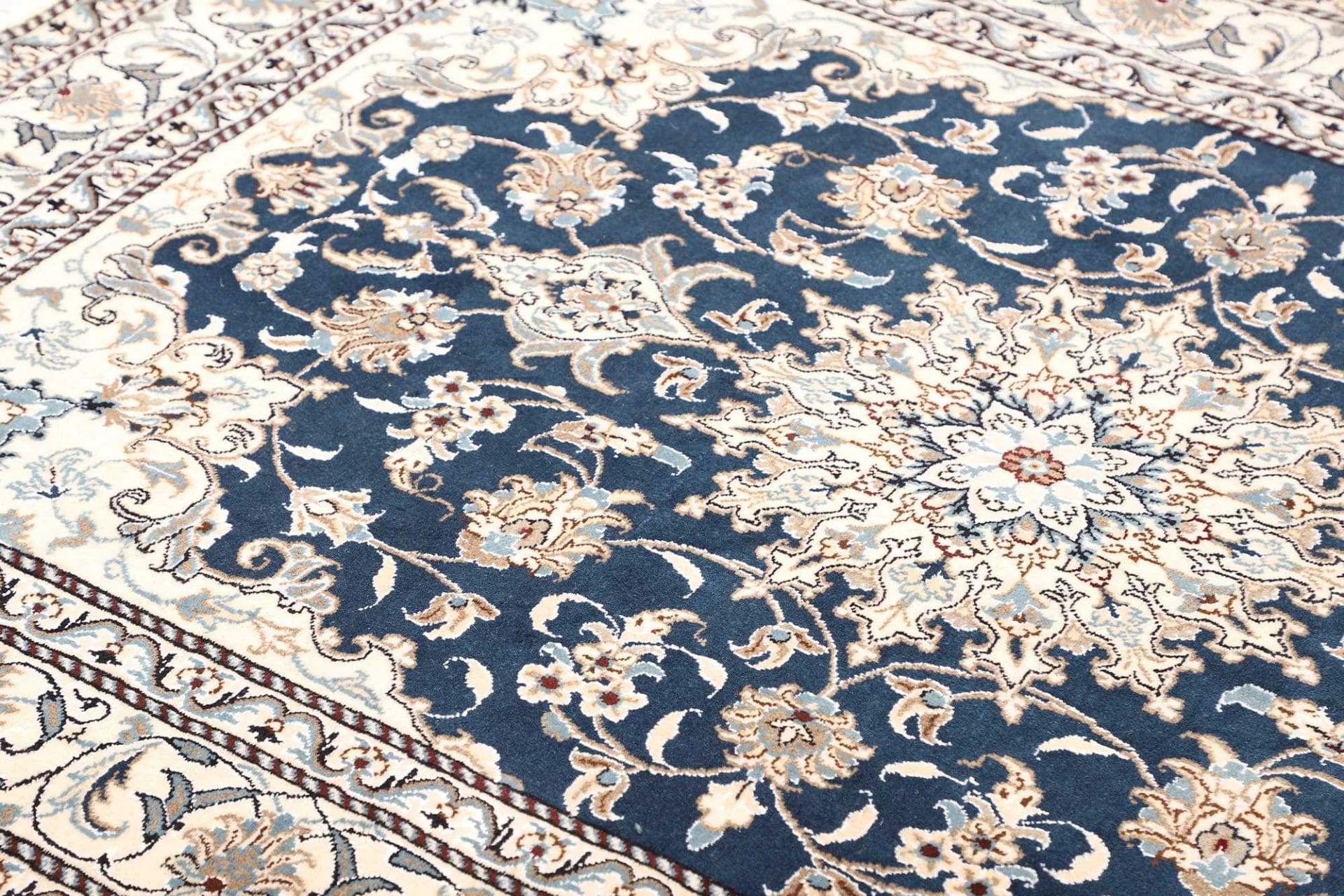 Handgeknüpfter Nain Perserteppich 156 × 210 cm