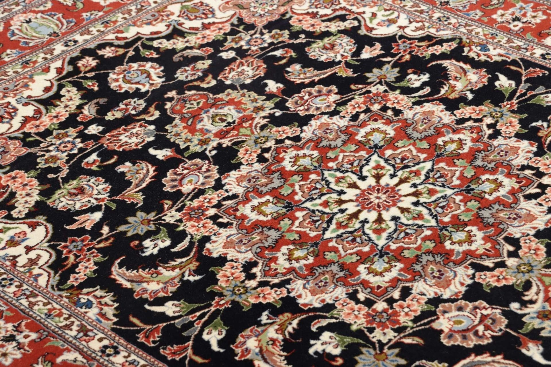 Isfahan Perserteppich aus Iran, 113 × 160 cm