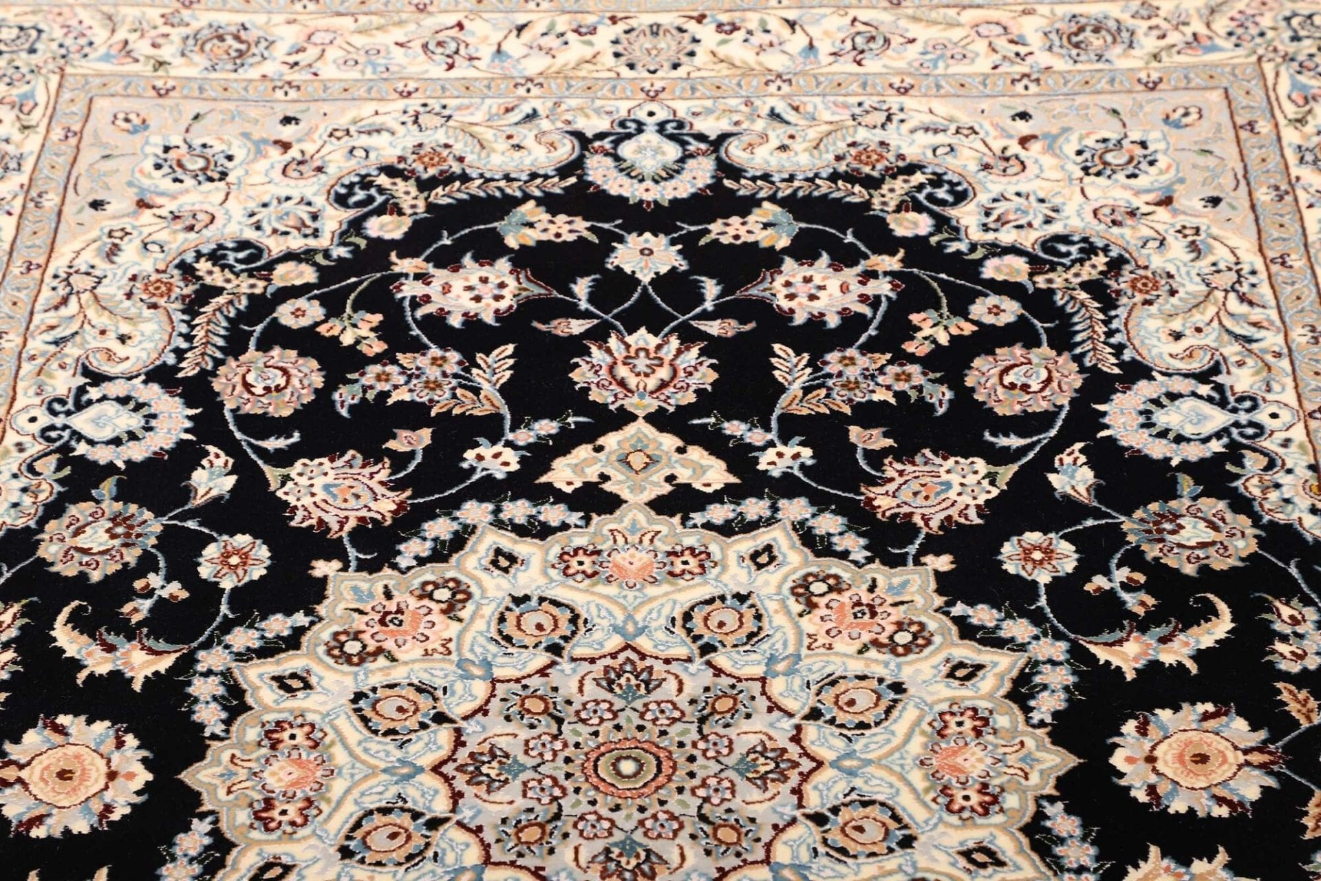 Handgeknüpfter Nain Perserteppich 121 × 175 cm