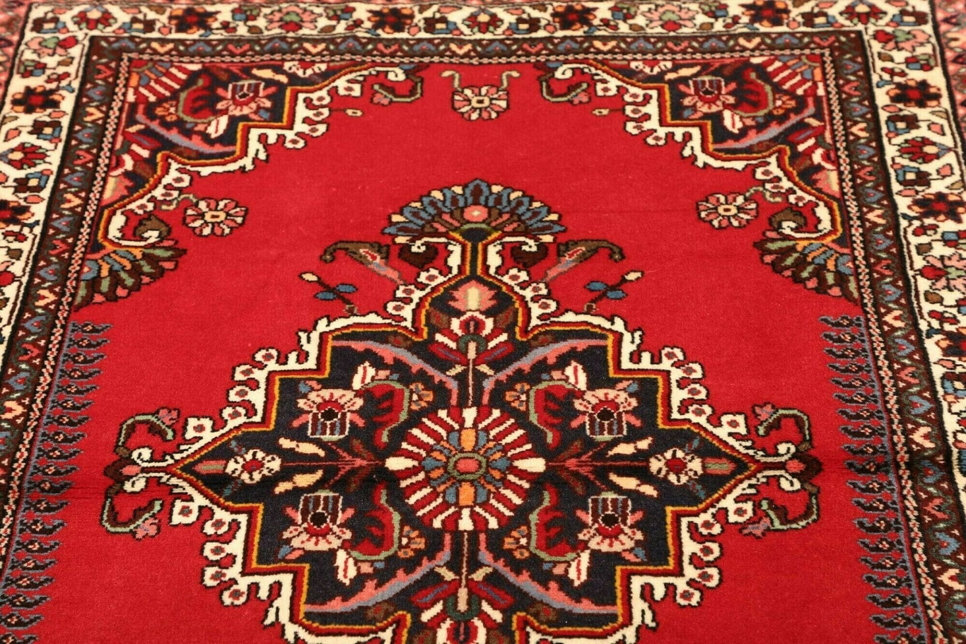 Hamadan Perserteppich 114 × 143 cm aus Wolle, handgeknüpft