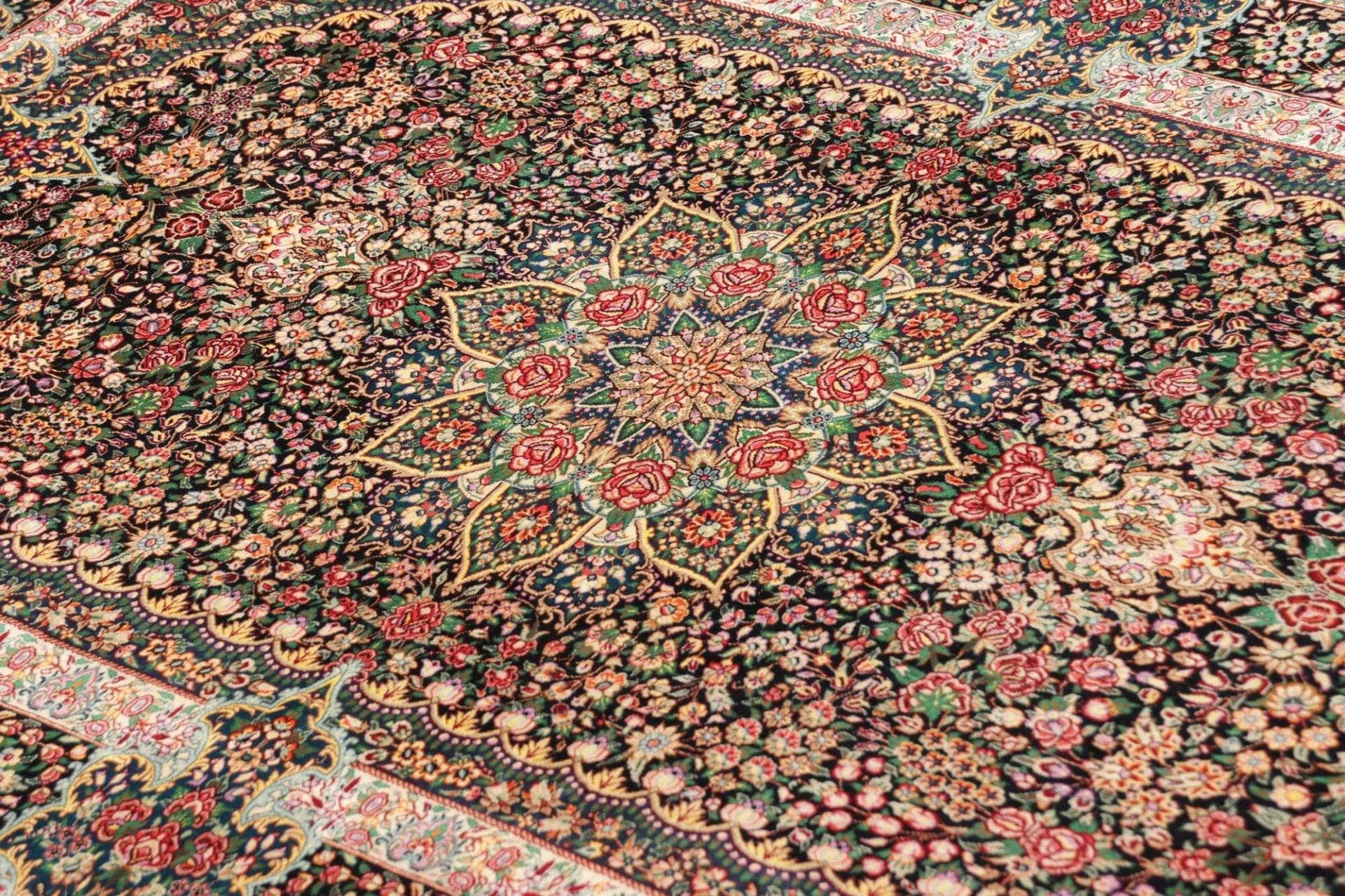 Ghom Perserteppich 104 × 154 cm aus Seide, handgeknüpft