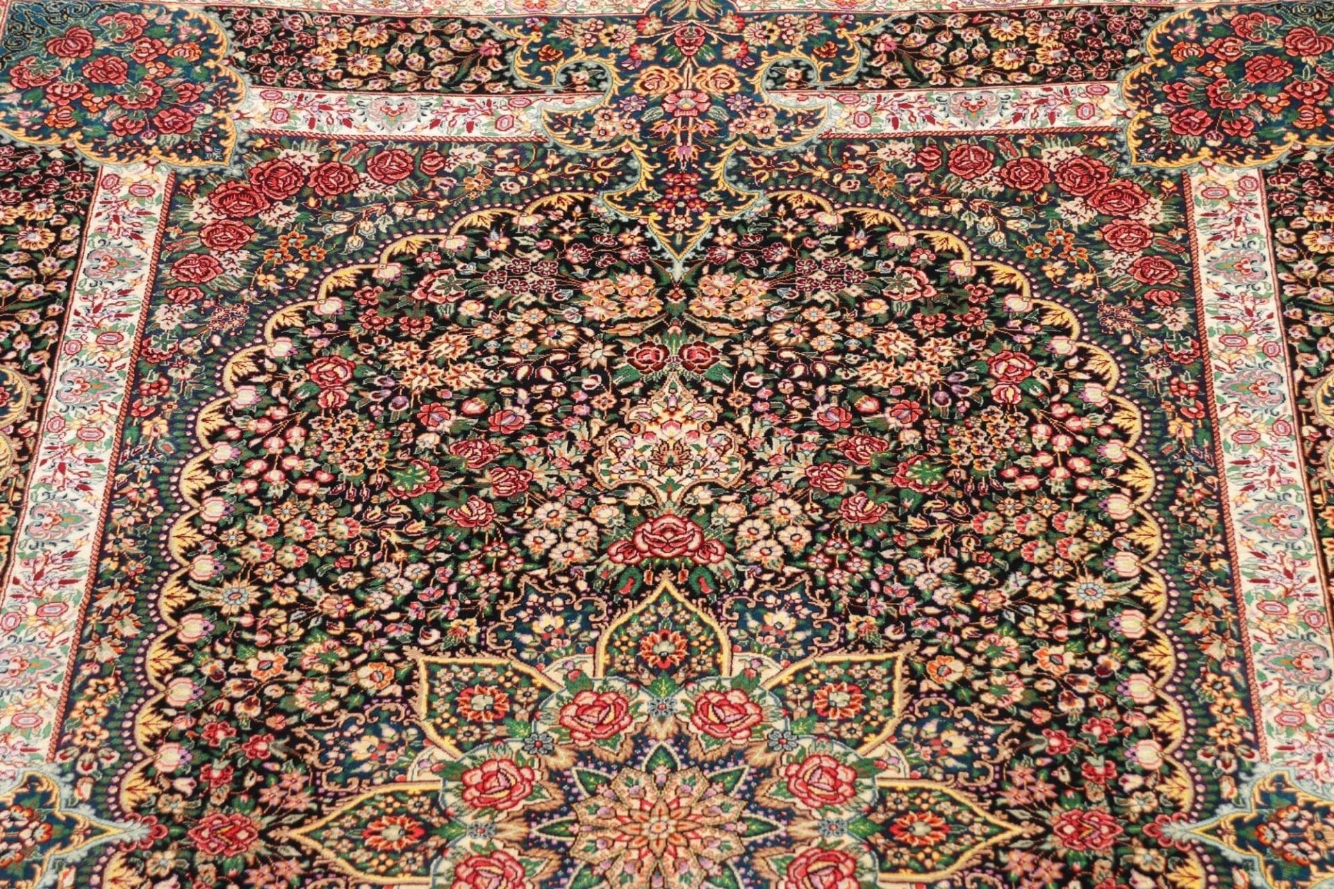 Ghom Perserteppich 104 × 154 cm aus Seide, handgeknüpft