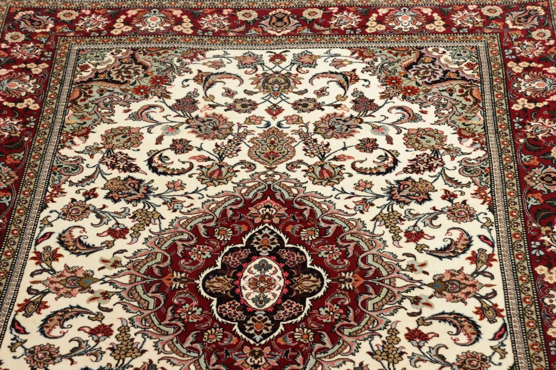 Isfahan Perserteppich 110 × 155 cm aus Wolle & Seide, handgeknüpft