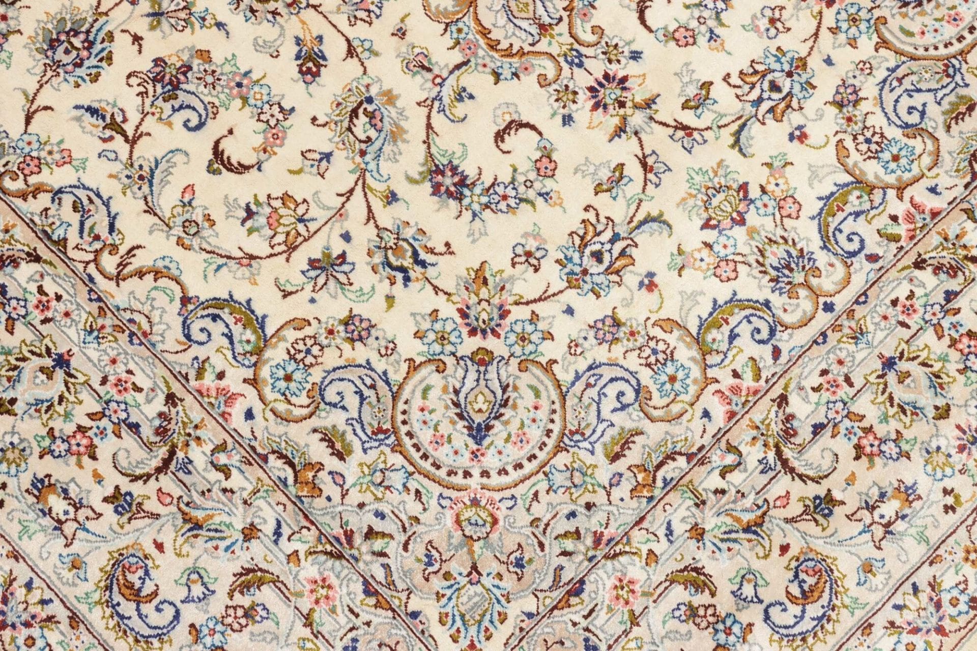 Handgeknüpfter Ghom Perserteppich, 102 × 150 cm, Seide